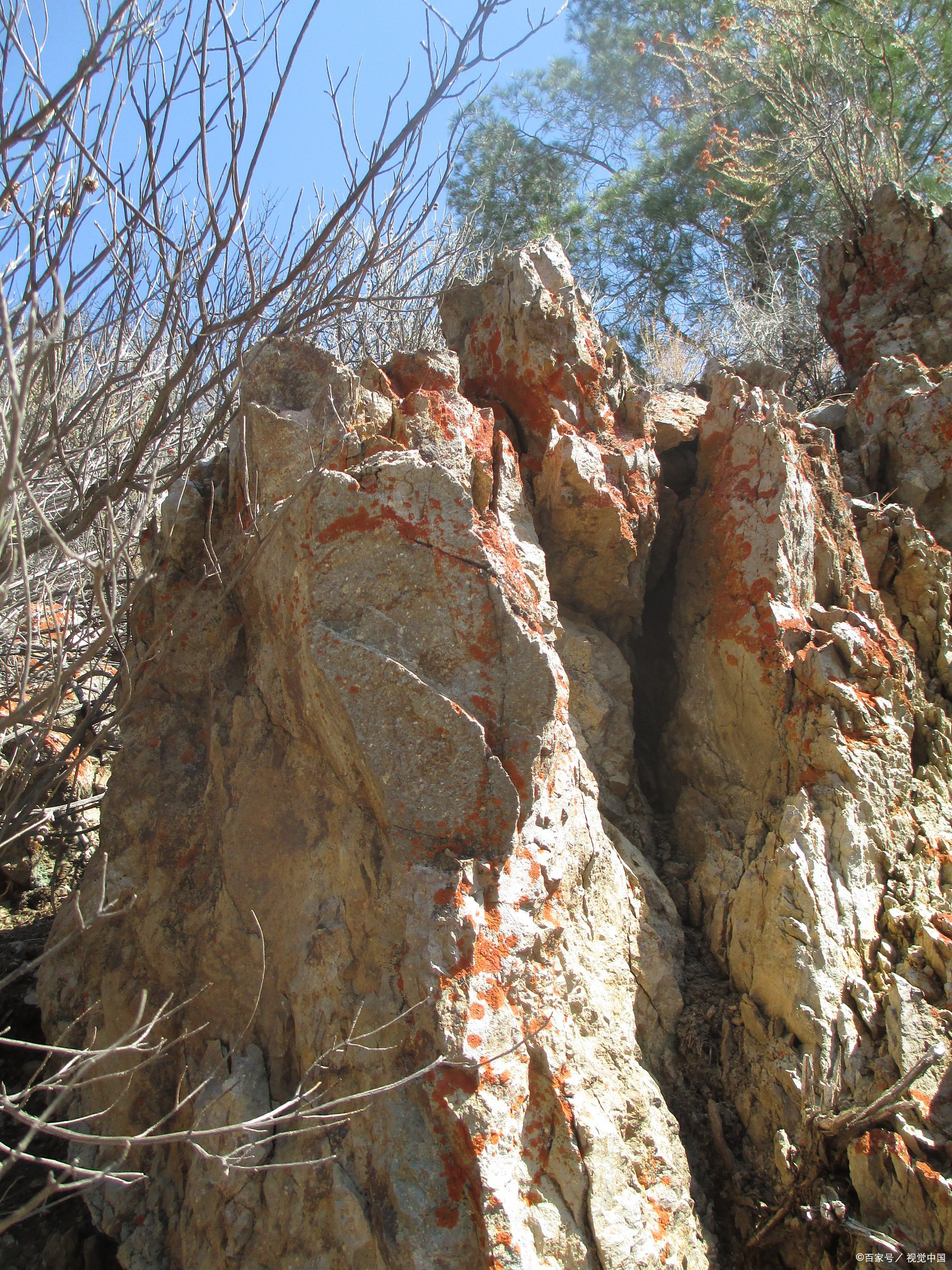 该地区的红石遍布,形成了豫南独一无二的丹霞地貌