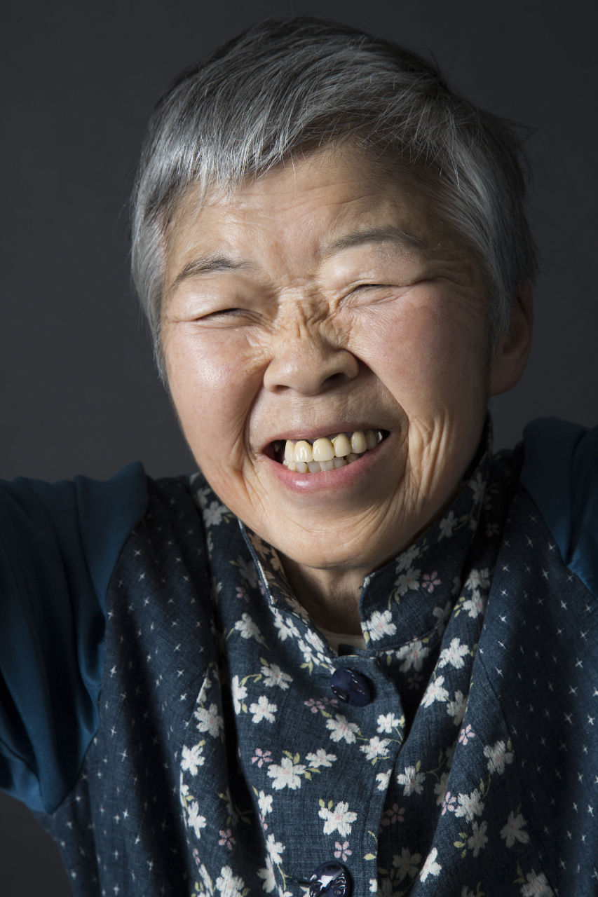 我单元楼1楼住着一个70多岁的老太婆,心理扭曲的很.