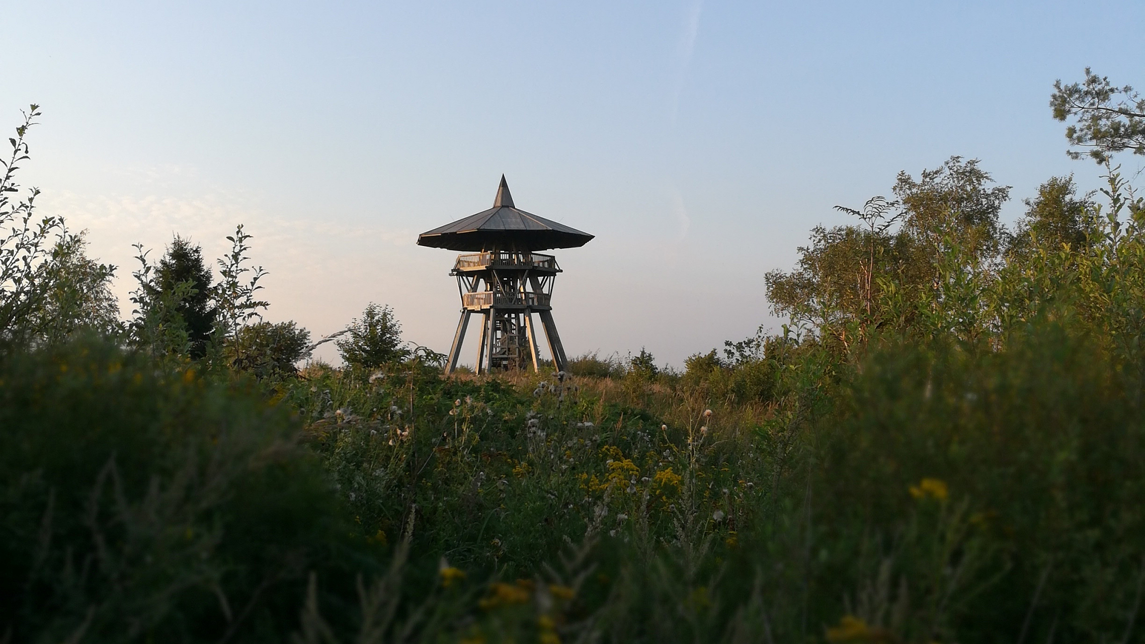 莫子山公园是沈阳南郊的著名风景区,以山水为特色,融合了自然景观和