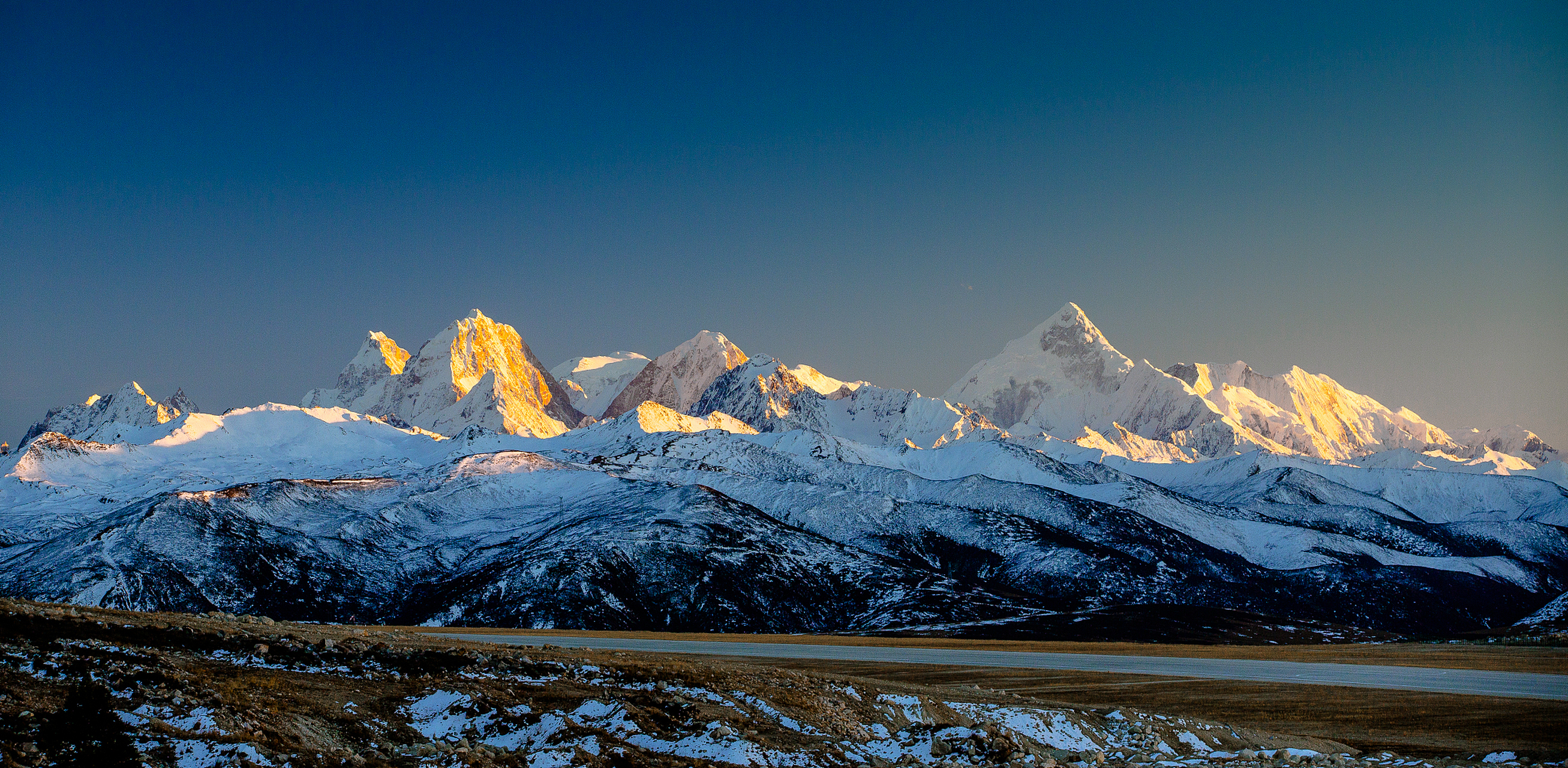 贡嘎山国家级风景名胜区,以其独特的康巴文化和木雅文化而闻名遐迩.
