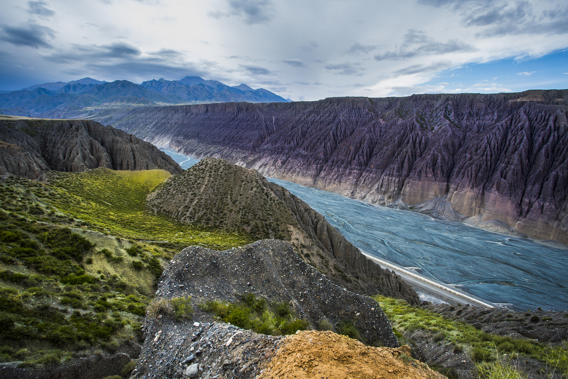 乌鲁木齐天山大峡谷是新疆的一处自然奇观,位于天山中段北坡,距离