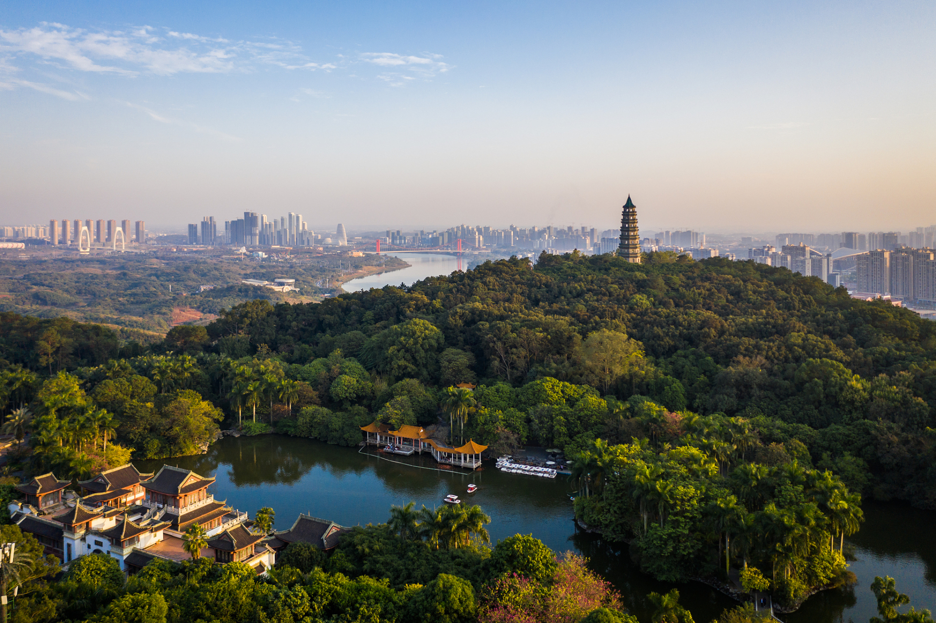 南宁旅游必去的景点有:  青秀山风景旅游区:位于南宁市中心青秀区邕江