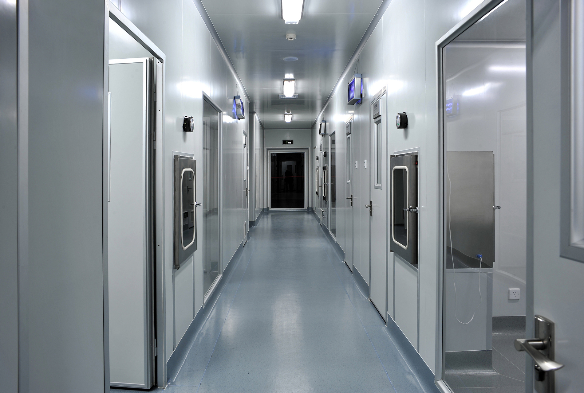 无菌室建设施工要求包括设计要求,施工要求,验收要求和管理要求,以