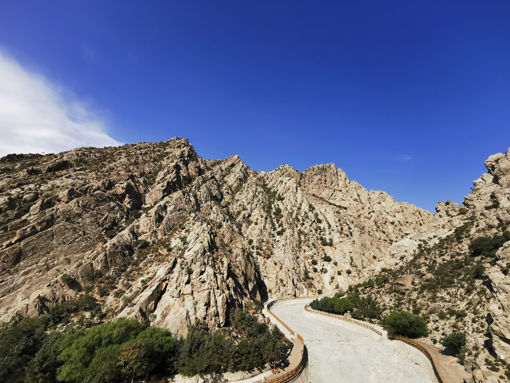贺兰山脉东部,承载着千年的岁月沉淀,镌刻着游牧民族的足迹.