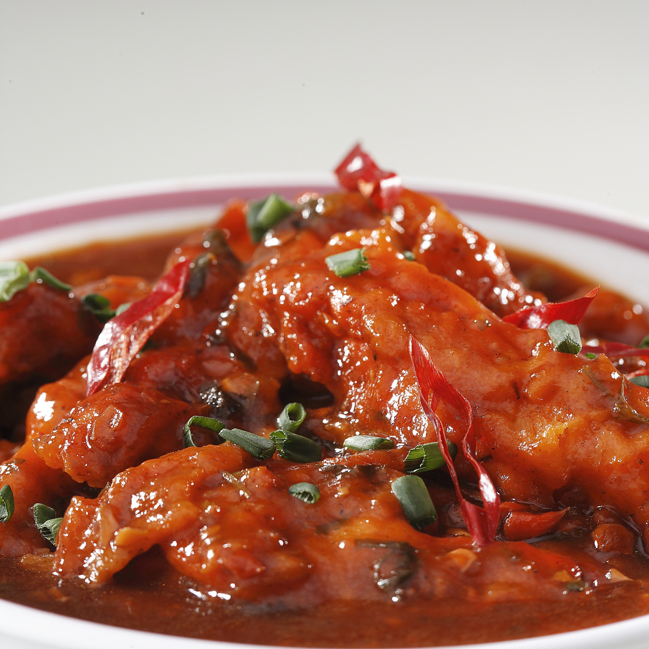 02糖醋鱼块:鱼块炸至金黄色后,淋上糖醋汁,撒上葱花和芝麻.