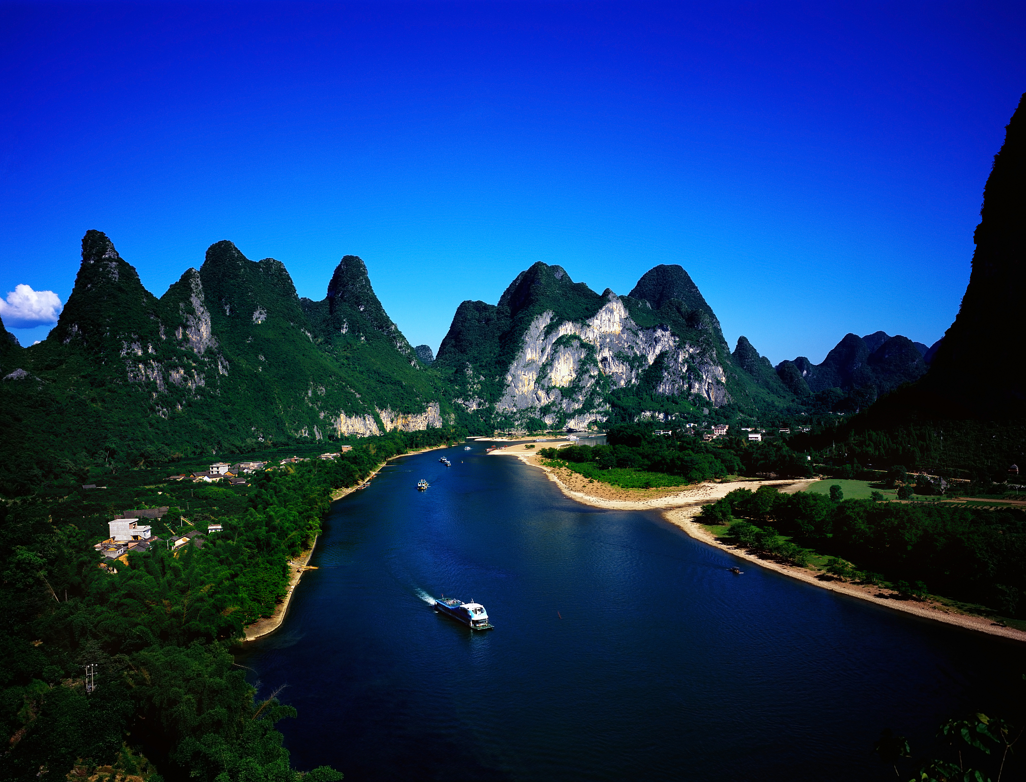 阳朔,这个位于中国广西壮族自治区的小镇,以其壮丽的山水风光而闻名于