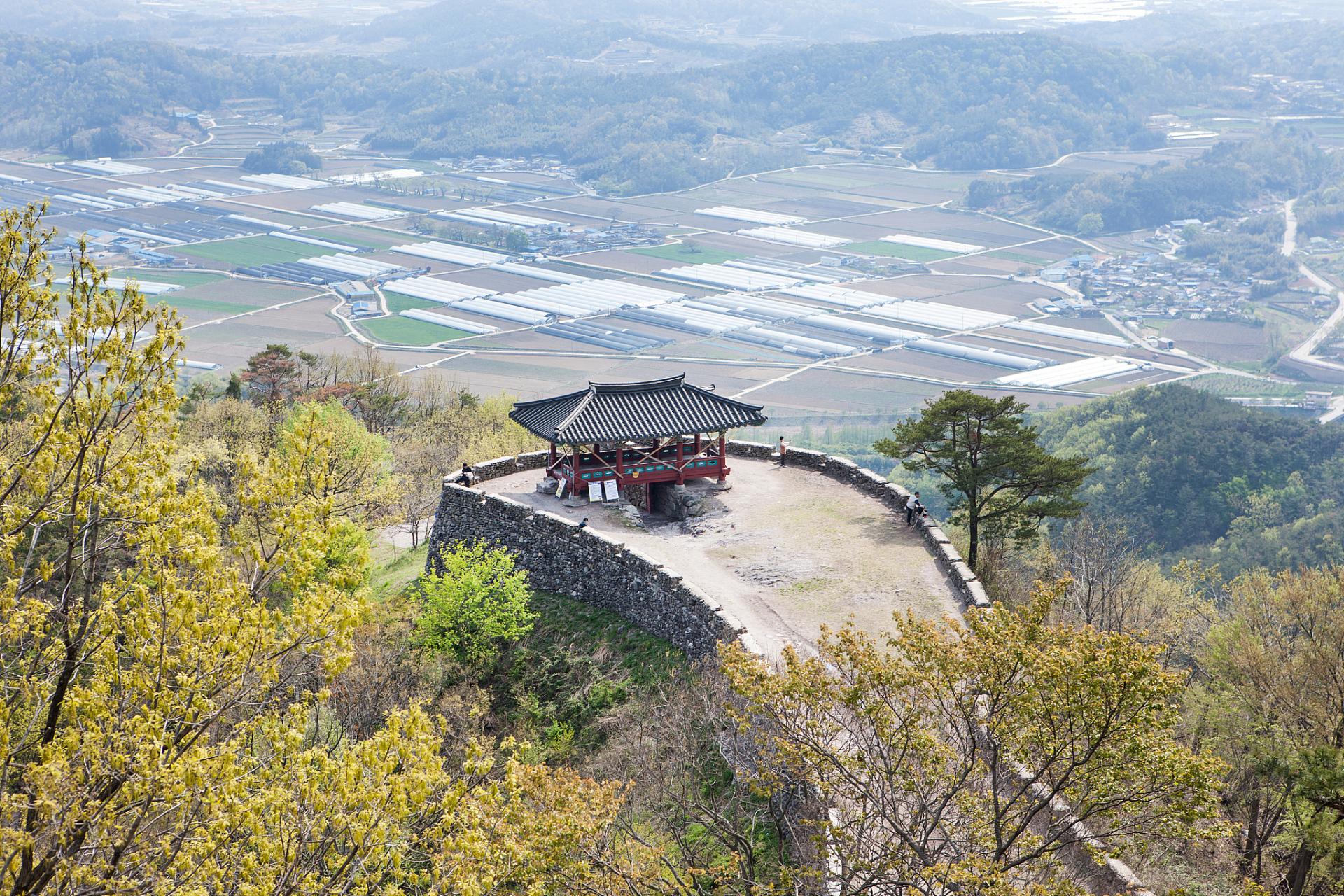 位于浙江丽水的龙泉山旅游区,是长三角难得的避暑胜地.