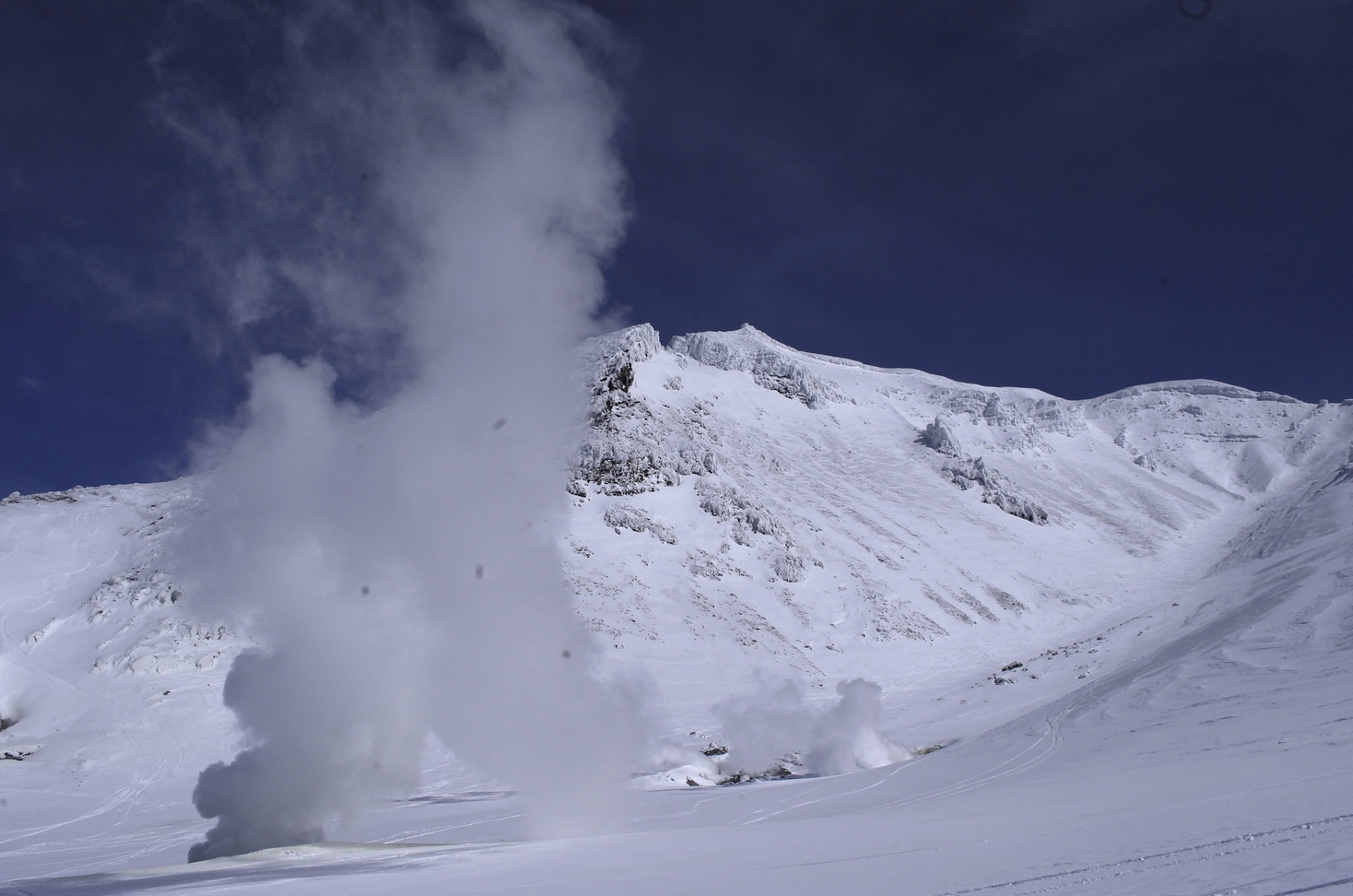 新疆喀纳斯突发雪崩,上千名游客滞留,极端天气牵动人心.