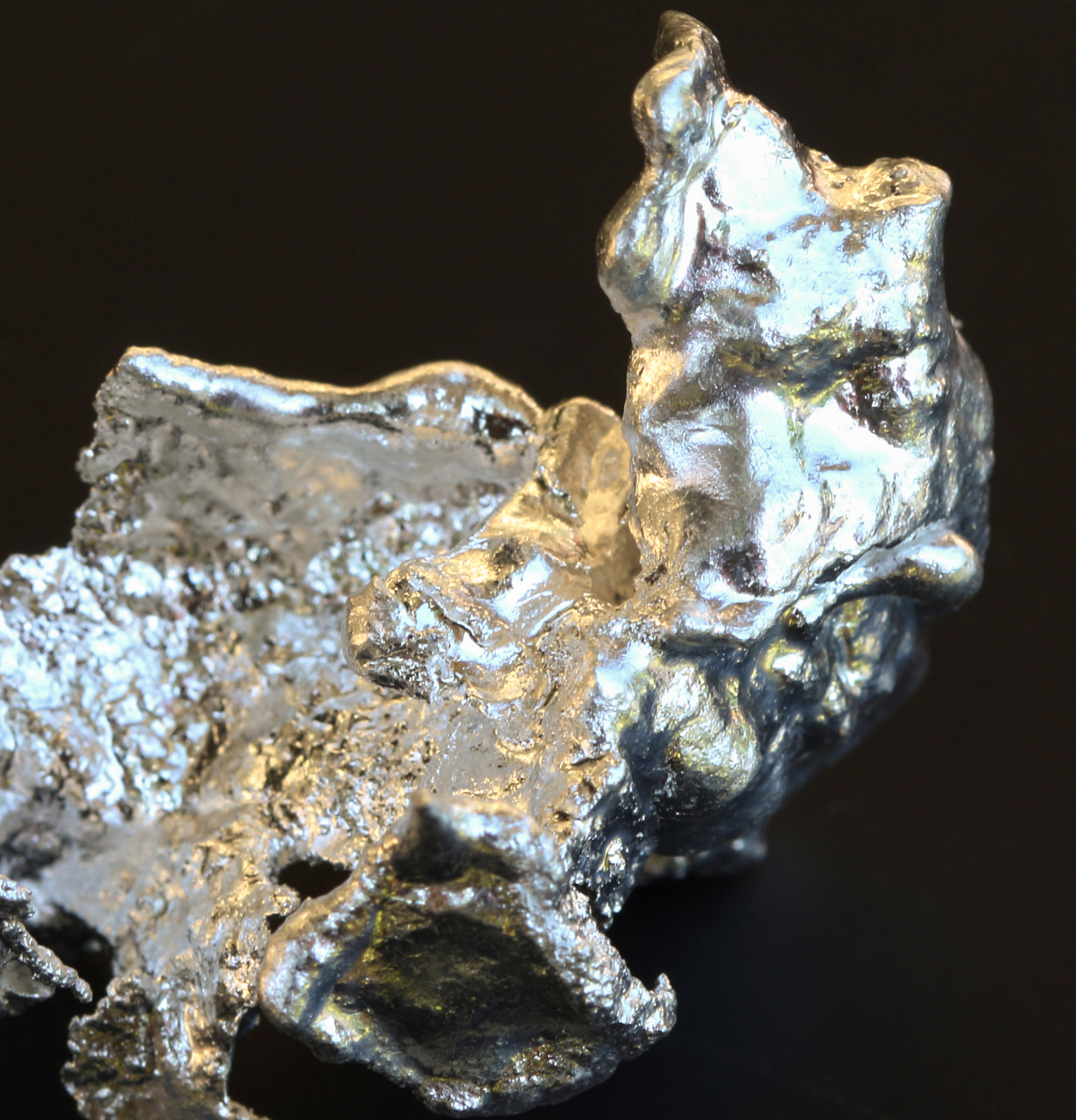 最近中国限制镓,锗等稀有金属出土的消息,引起国家社会,尤其是日本的