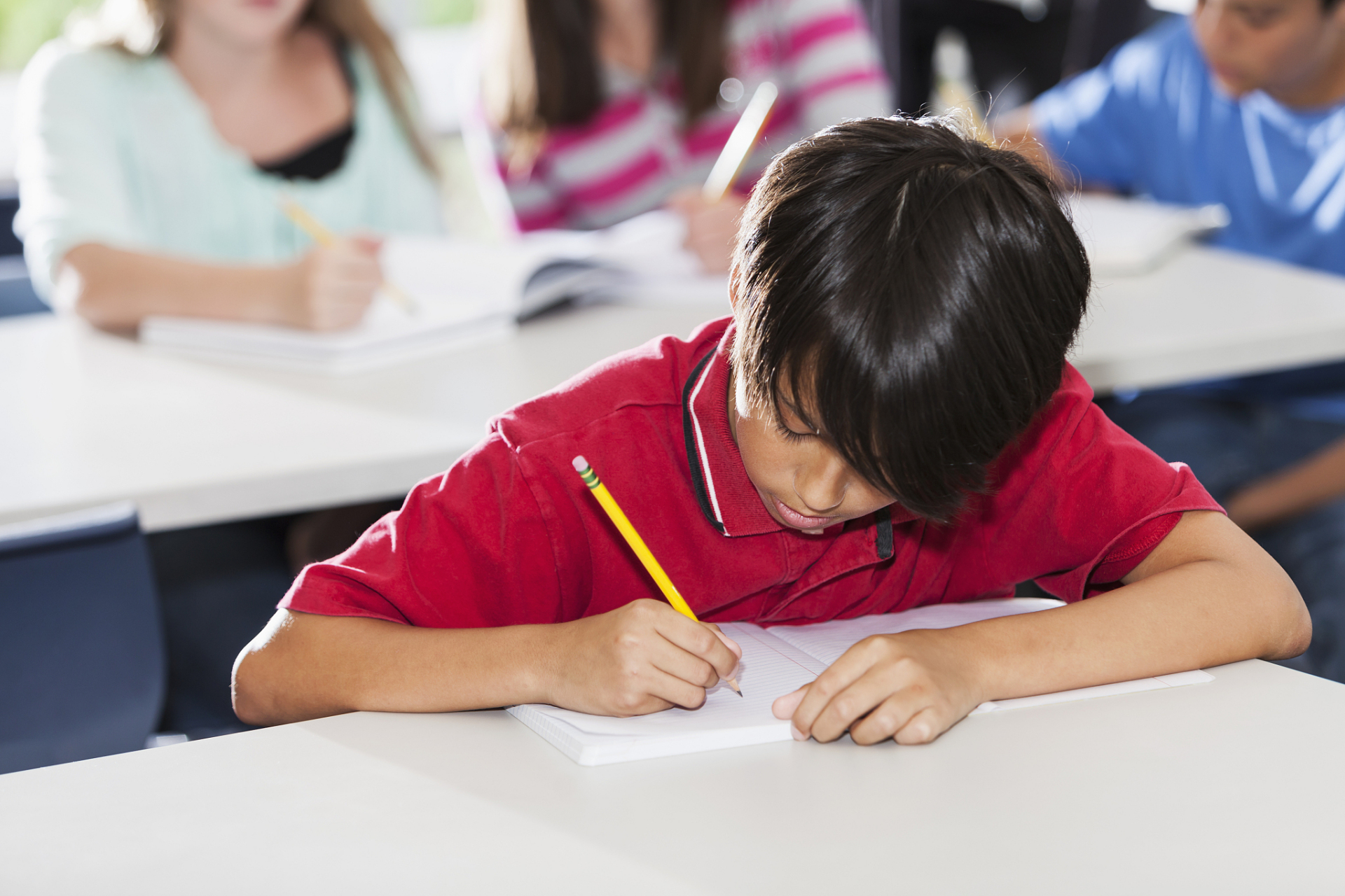 当孩子不会做题目时,作为家长或老师,我们可以采取以下几种方法来