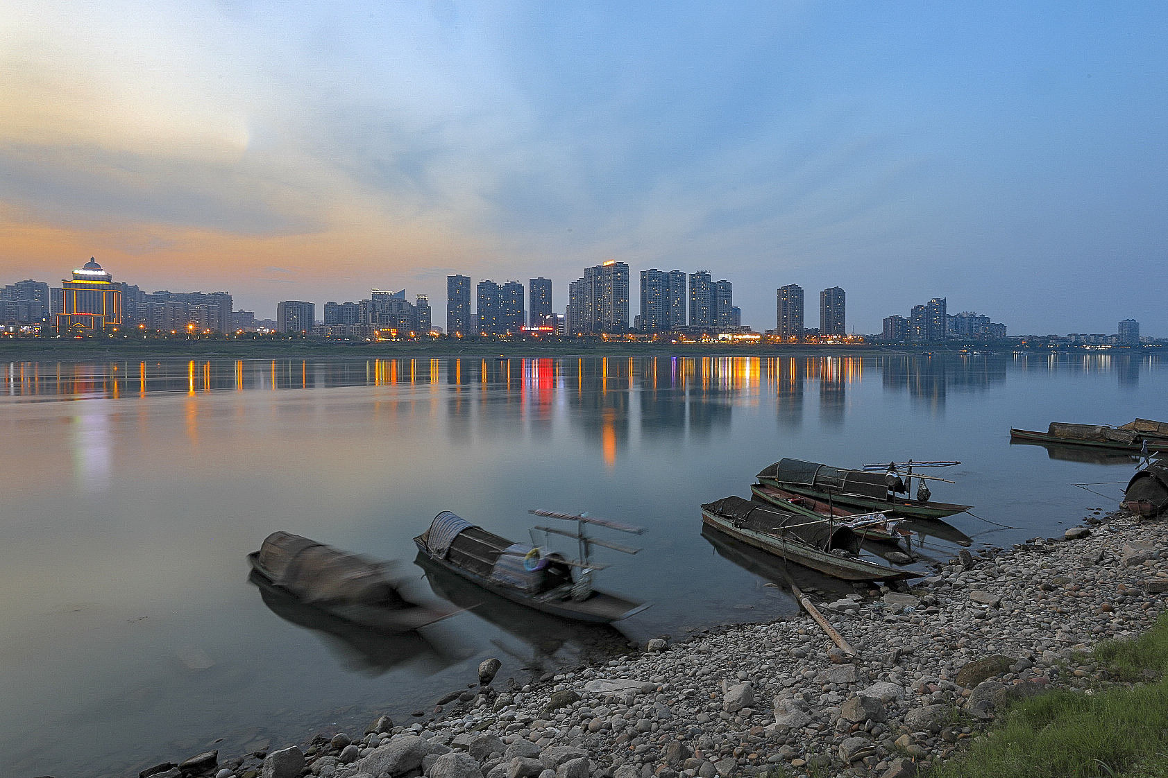 湘江是湖南的母亲河,流淌着历史与故事.晨雾渔舟,青山倒影,美如仙境