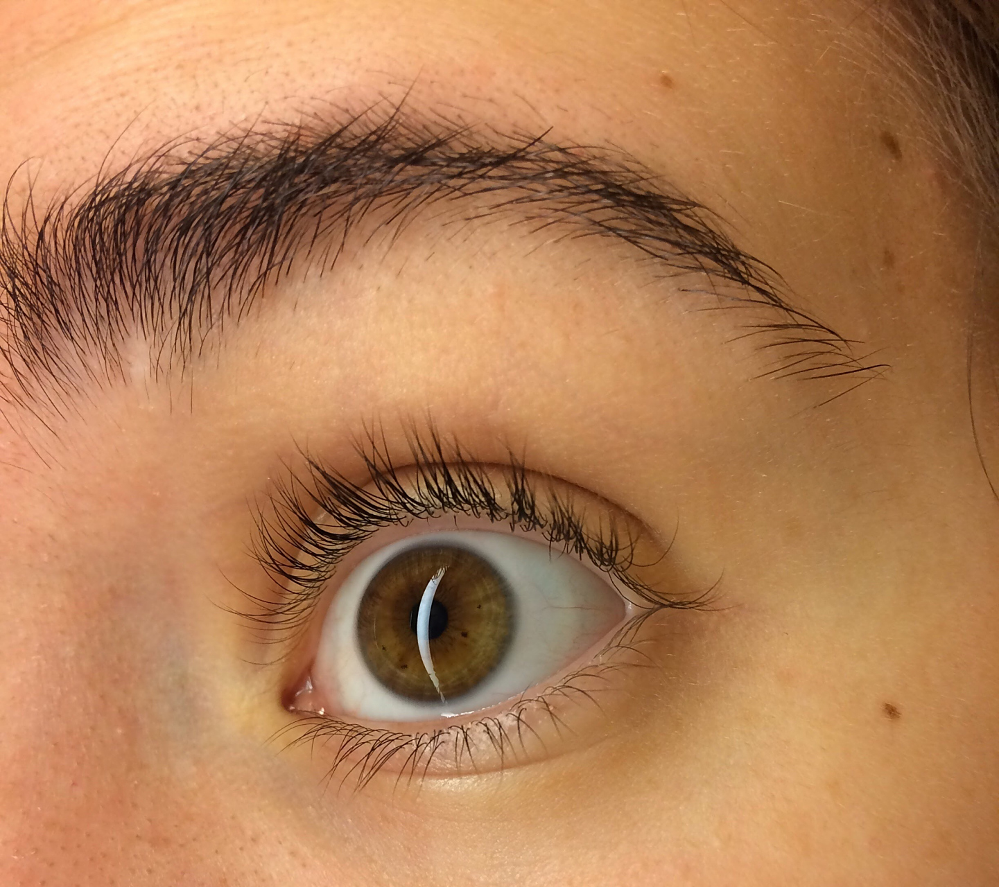 倒睫毛的处理方式主要有以下几个方法: [开心]拔倒睫毛 如果倒睫 