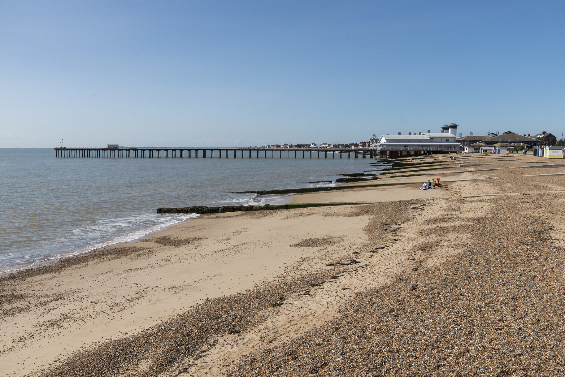 自驾黄骅港海滩,海岸线绵延无尽,海水湛蓝如宝石.