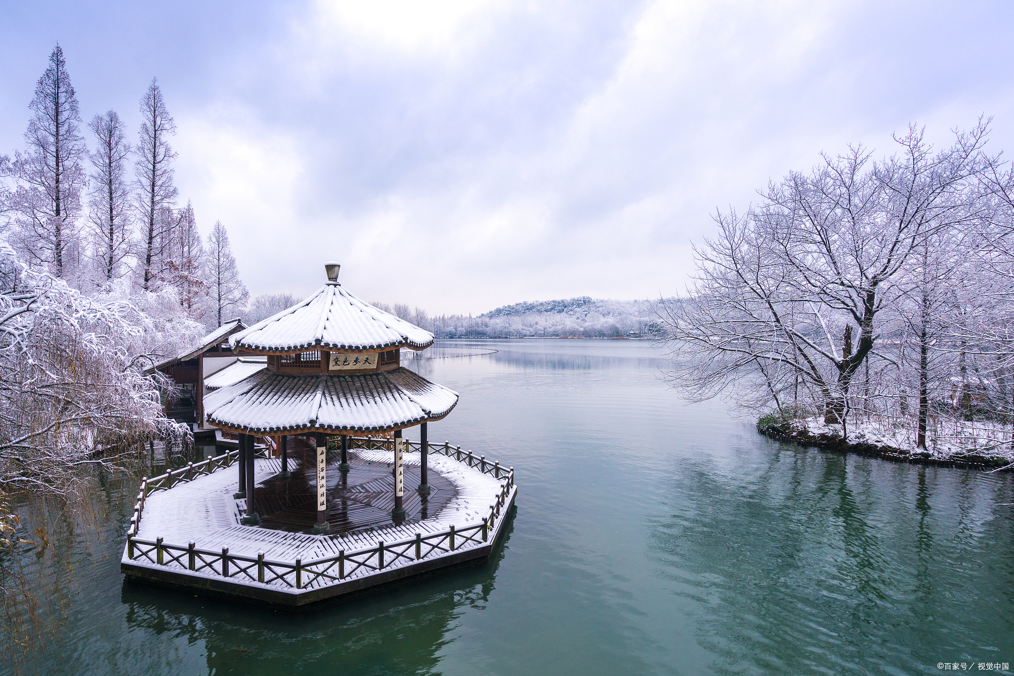 西湖湖心亭雪景图片