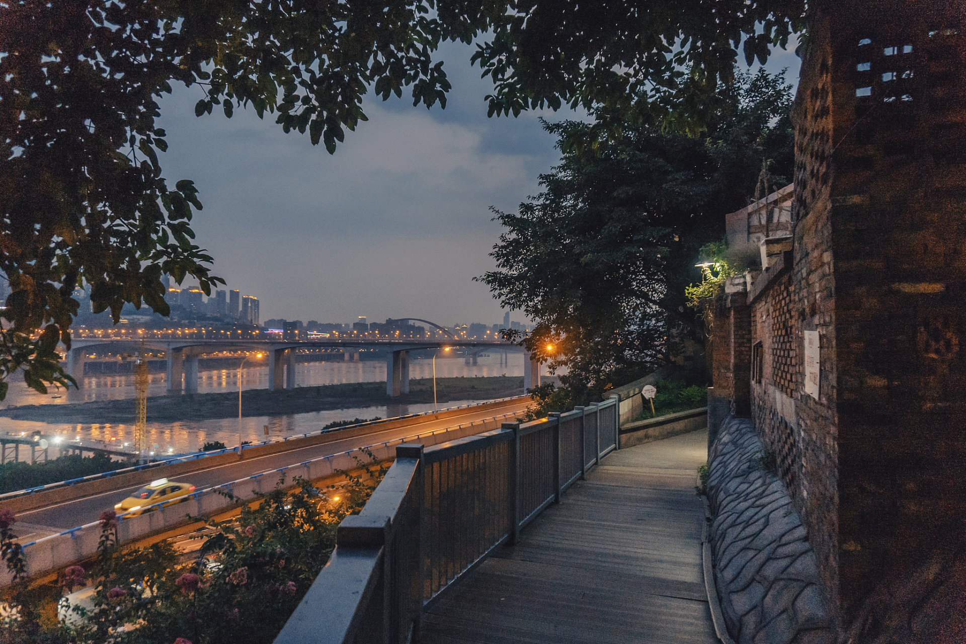 山城巷在重庆渝中母城 是一条临崖而建的复古栈道 是外地人必去的旅游