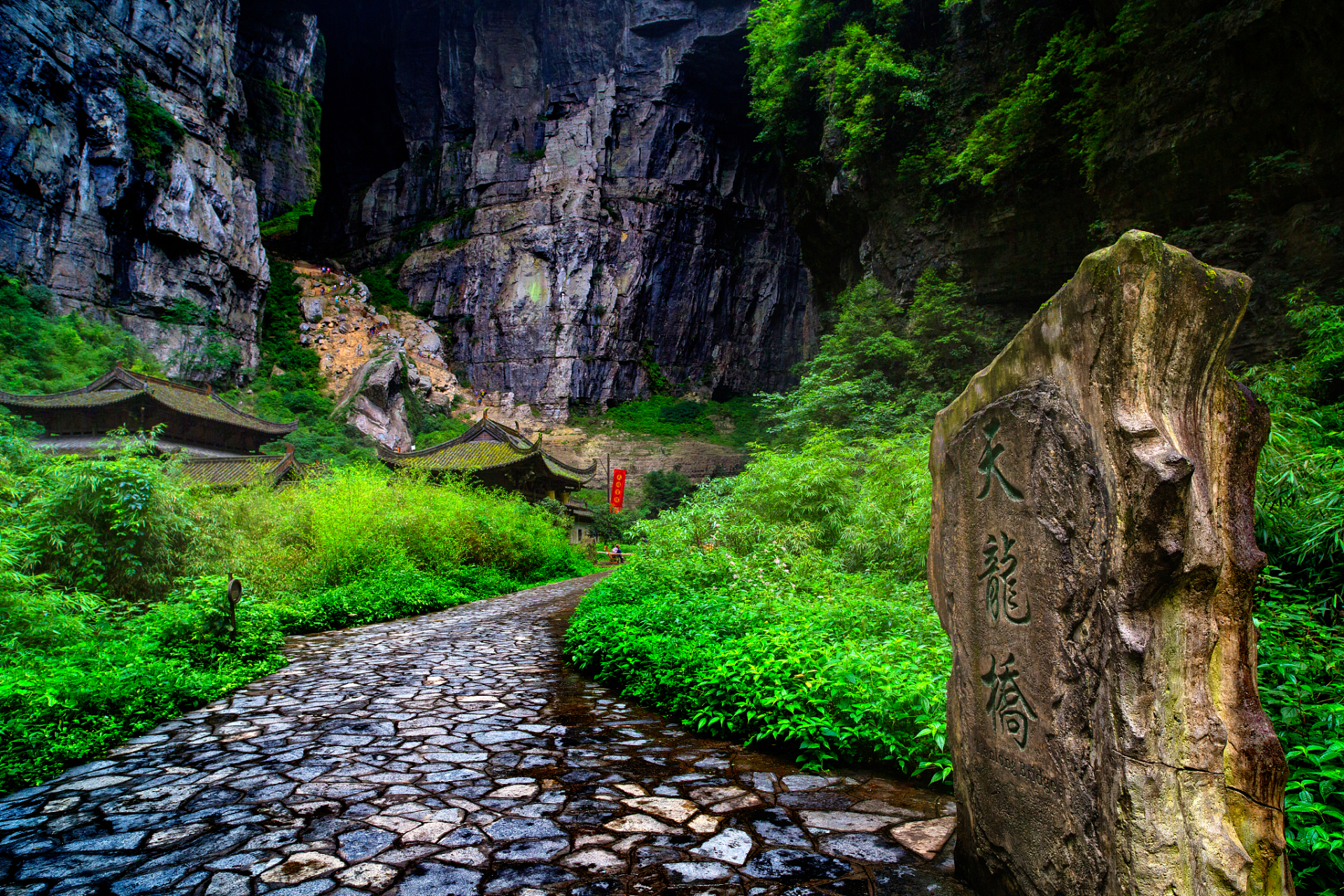 武隆天生三桥是重庆非常有名的一个景点,也是一个非常适合探险和