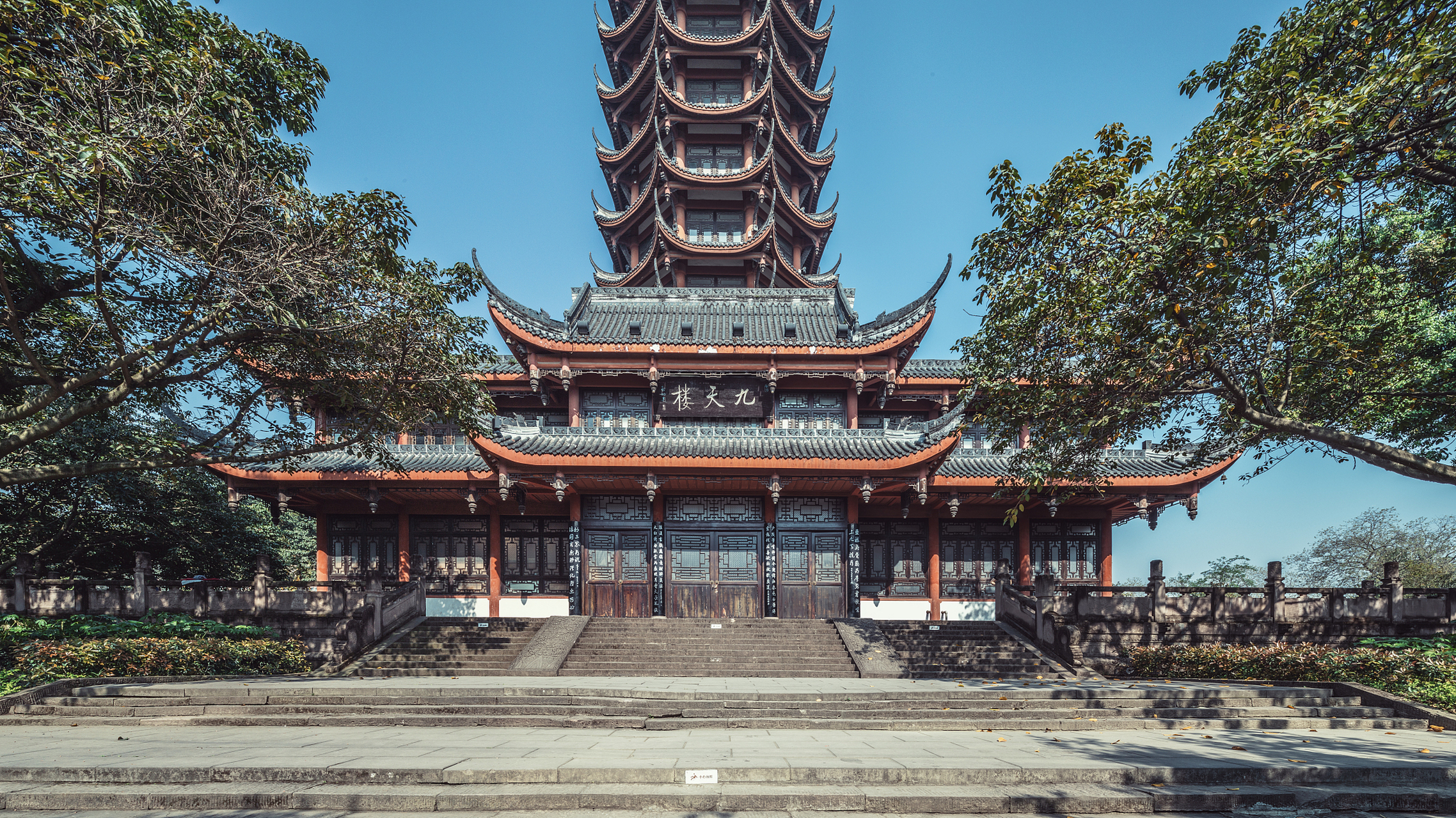 位于成都市成华区二仙桥南一路,是一座历史悠久的文化地标建筑