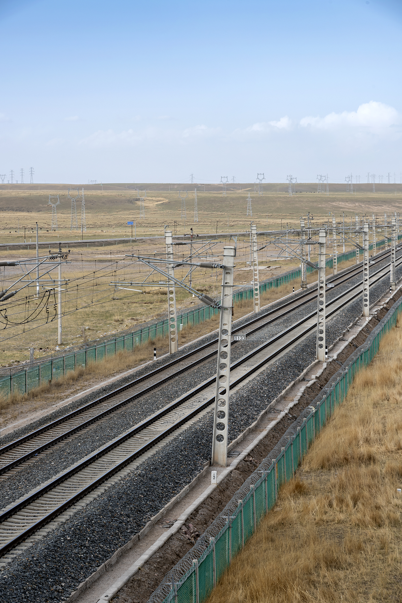 从壮观的跨国大桥到繁忙的铁路干线,每一个项目都见证了两国友谊的