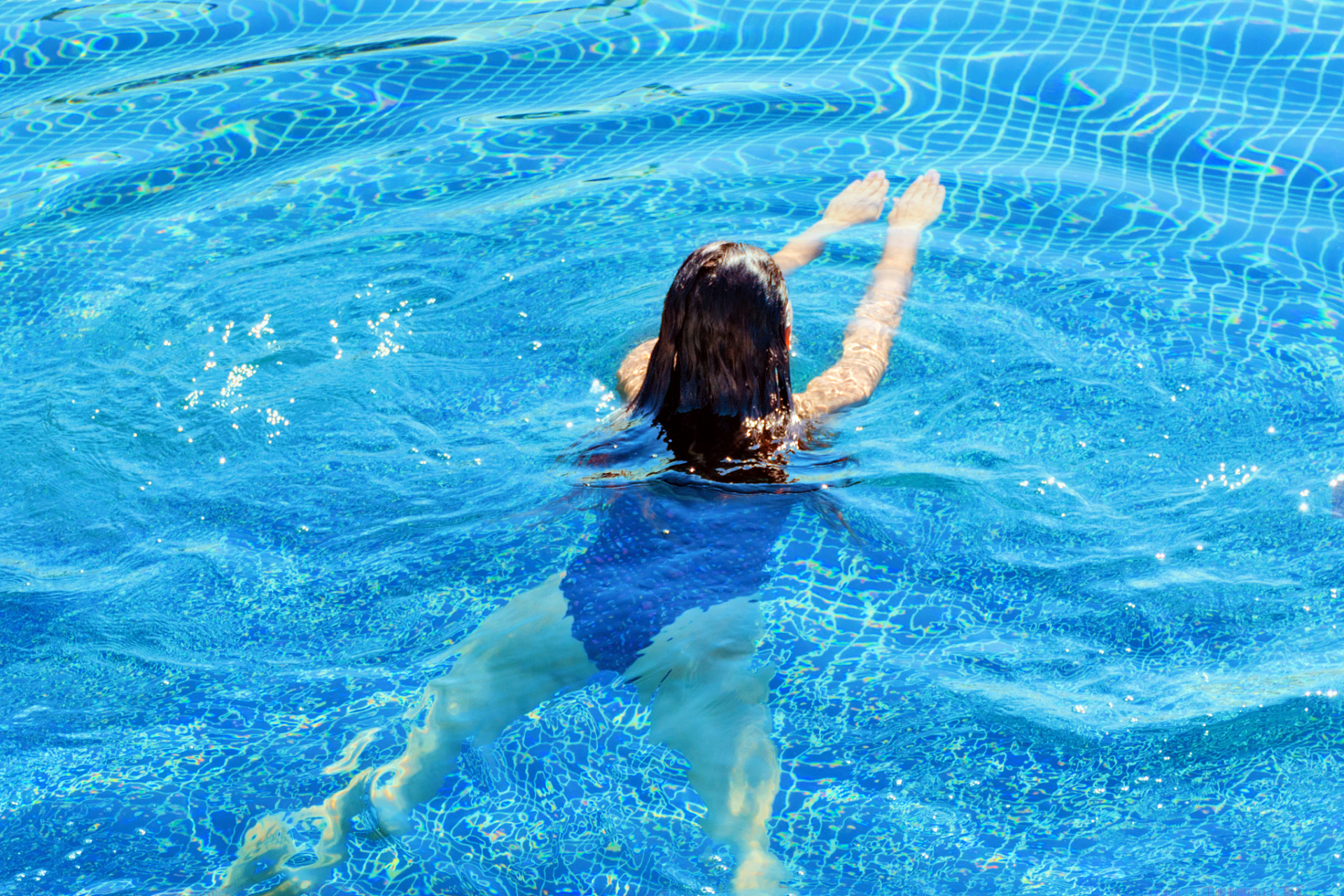 当他们到了游泳池,发现没有其他人,李阿姨便脱去了泳衣外套.