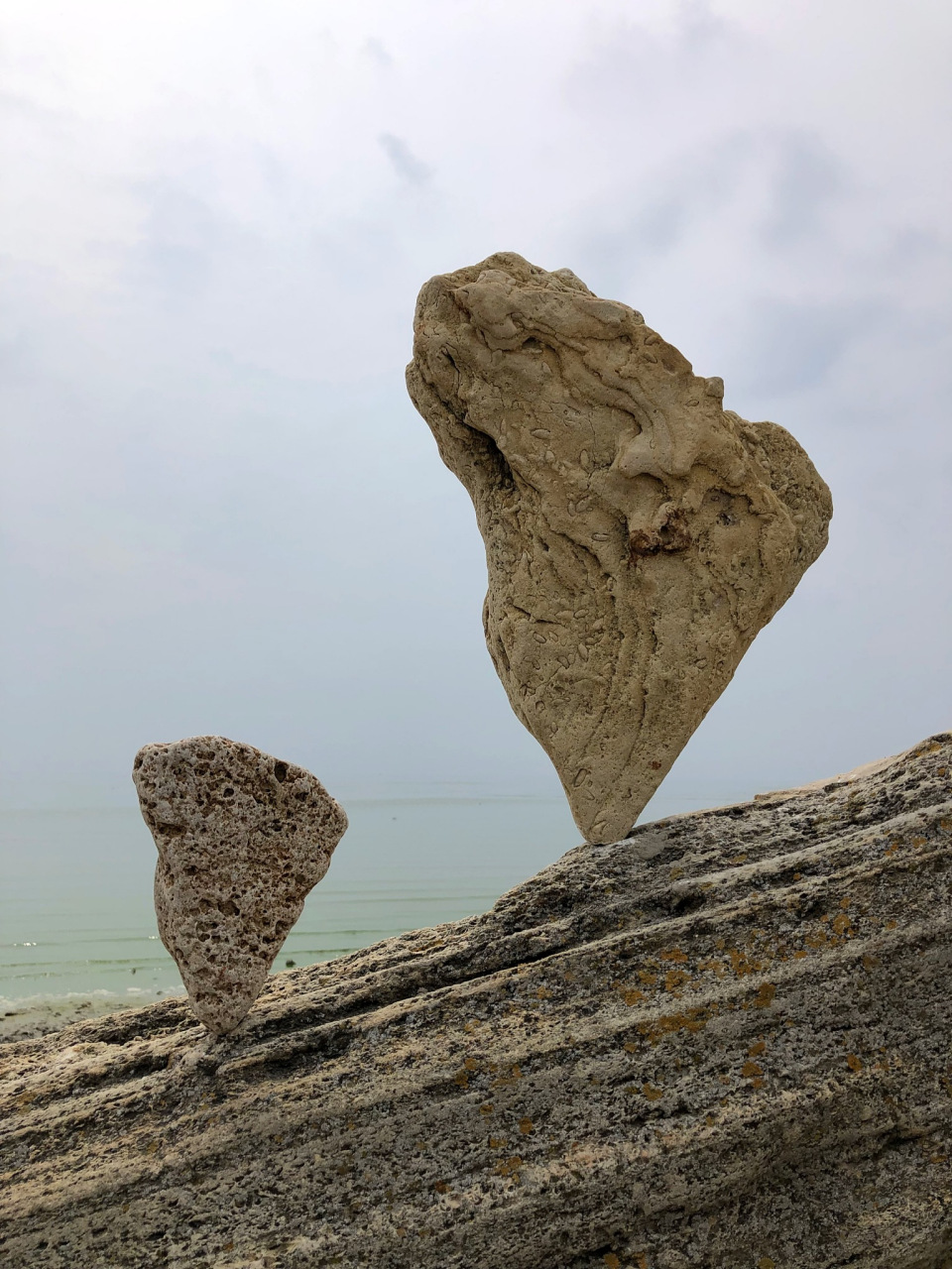垦丁白沙湾海滩 白沙湾海滩以其细软的白沙滩和清澈的海水而著名,是