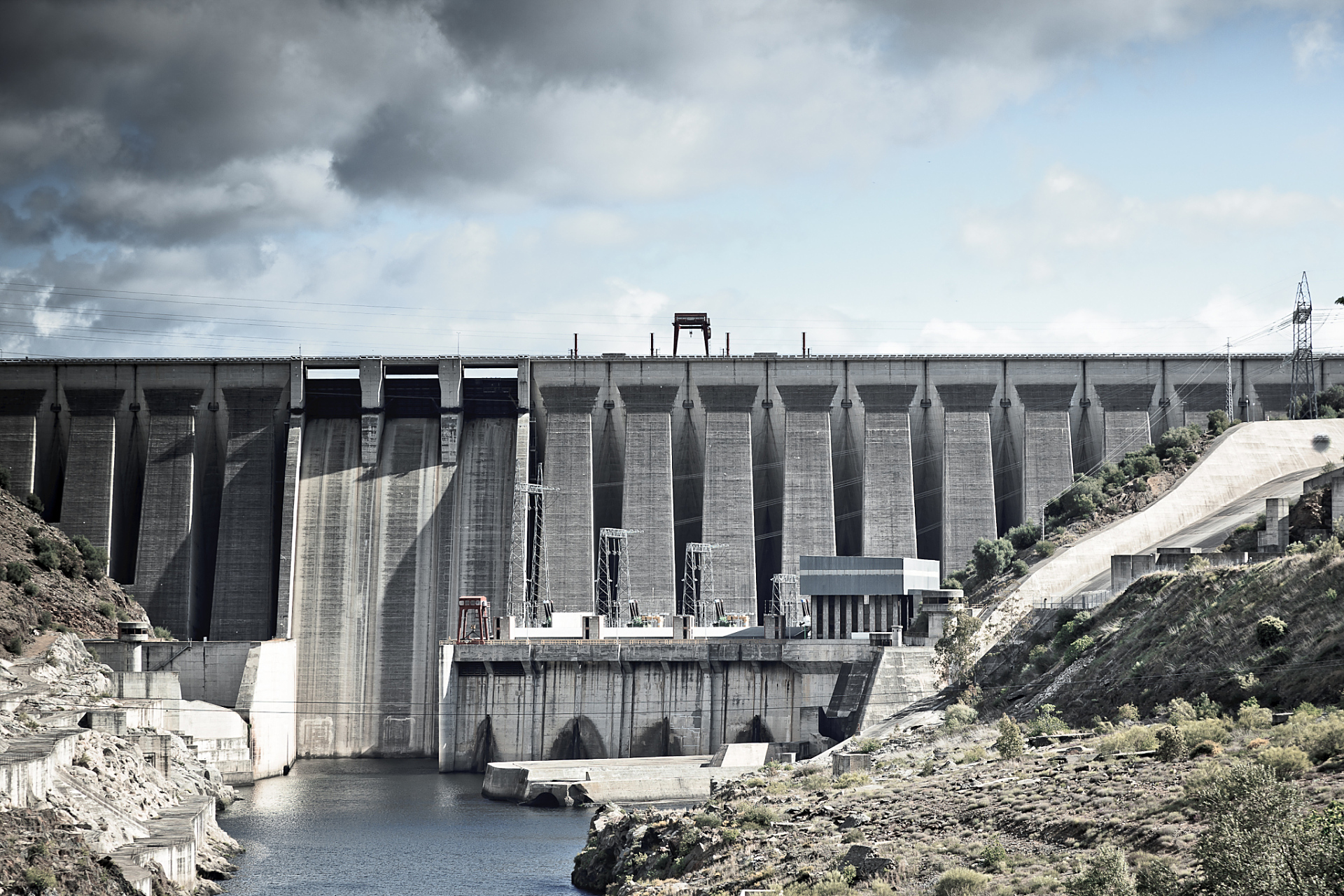第聂伯河下游的卡霍夫卡水电站大坝,6月6日被炸,赫尔松地区所在目前一