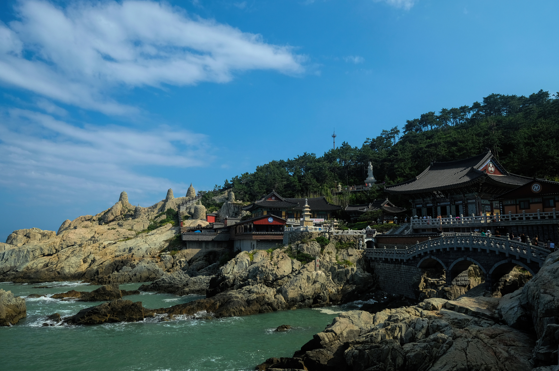 一下,在普陀山的东南,有一座被誉为"海上卧佛"的山峰,它就是洛迦山