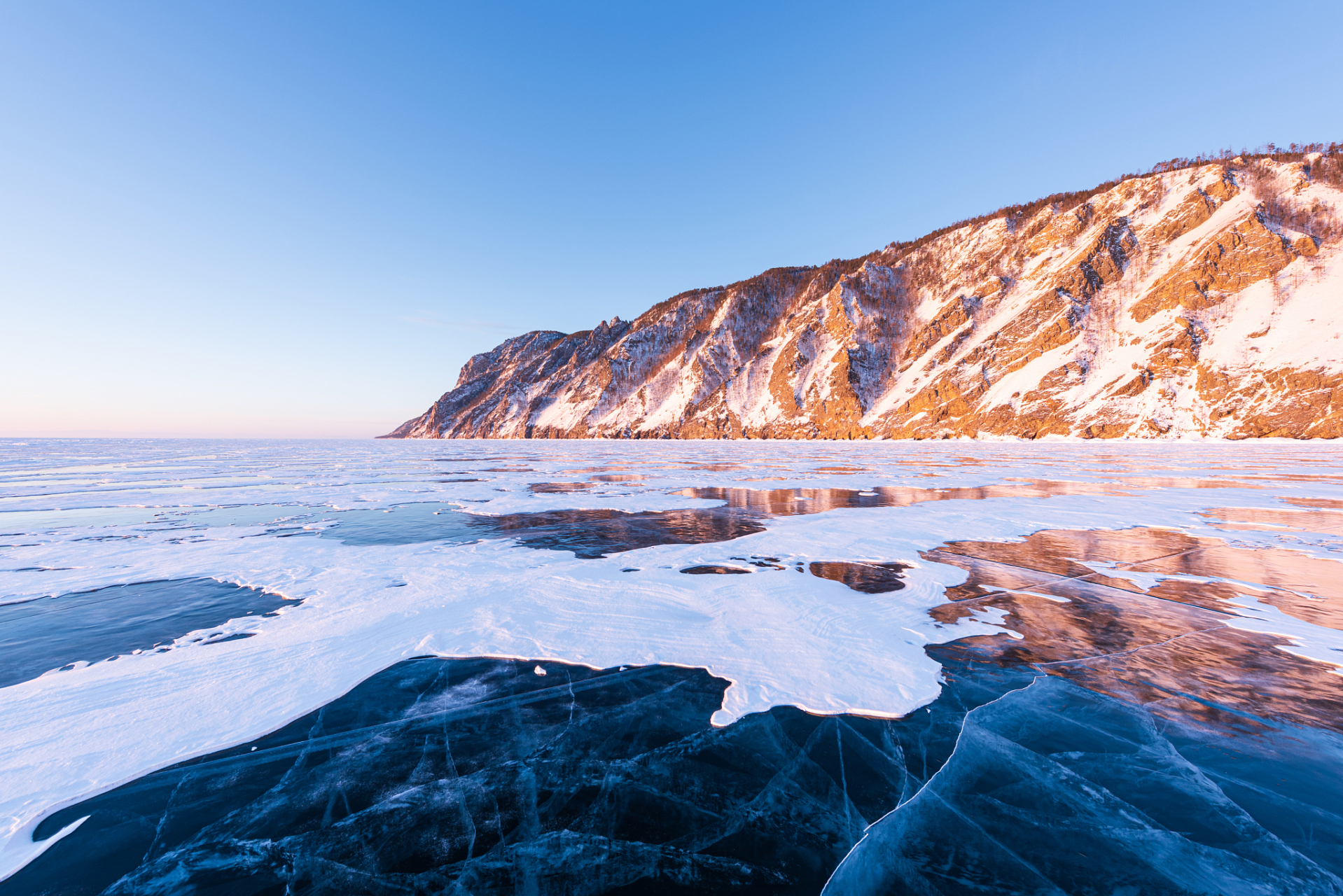 贝加尔湖是世界上最古老,最深,最清澈的淡水湖泊之一,拥有壮丽的自然