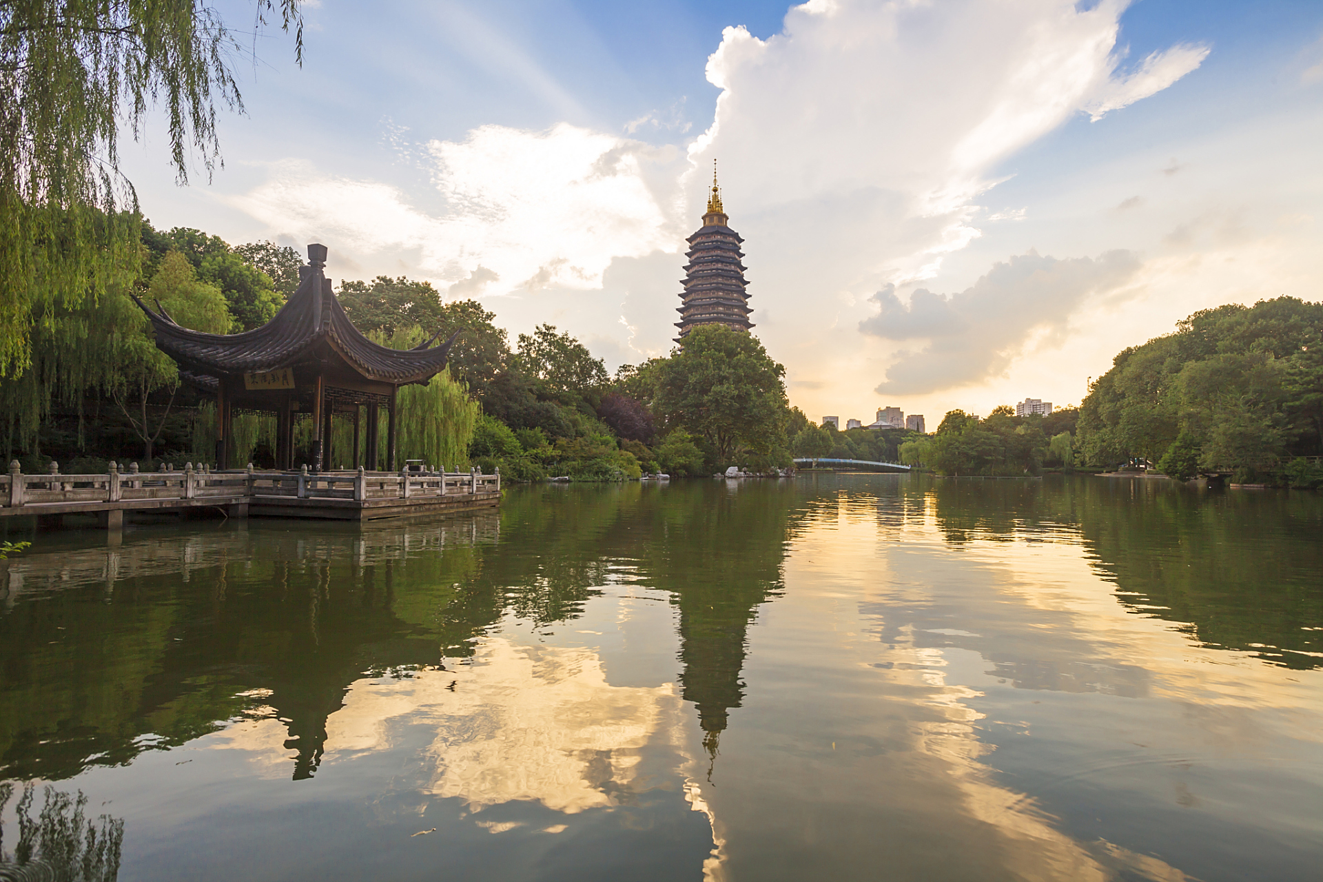 苏州虎丘是位于苏州市虎丘区的一座文化名胜区,景区内有许多古典园林