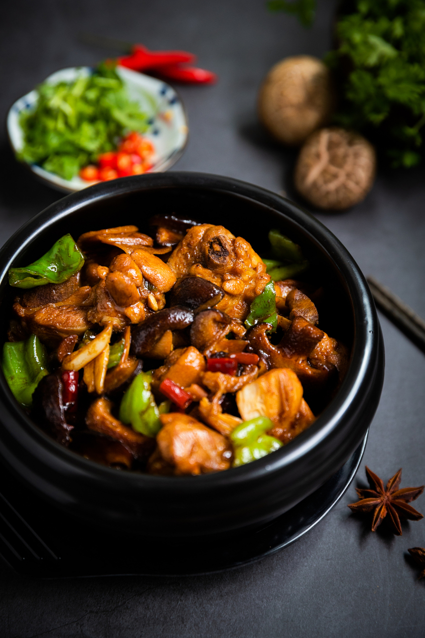 香菇炒鸡肉是一道美味且营养丰富的家常菜,其做法简单,口感鲜美.