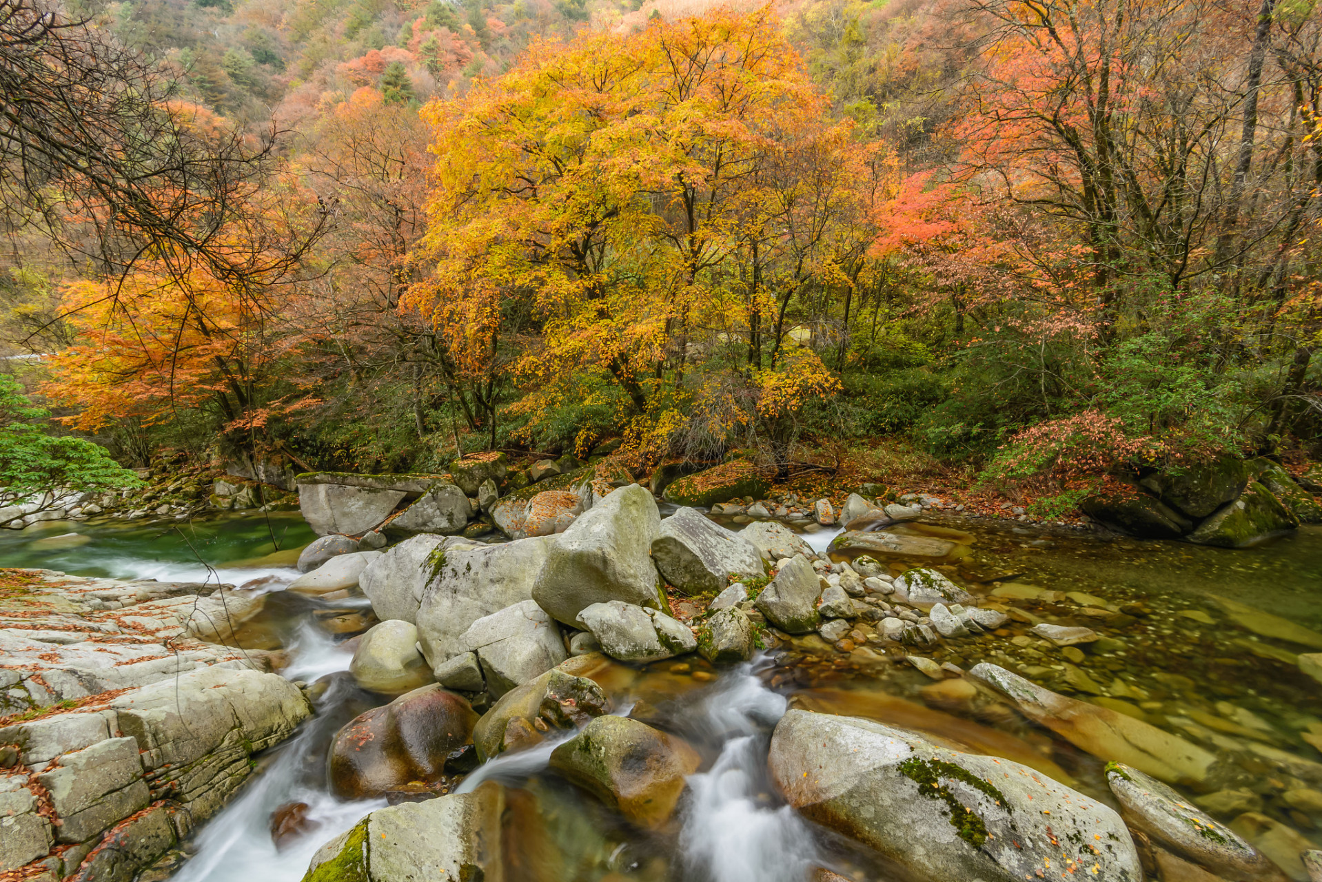 商洛金丝大峡谷,位于陕西省商洛市境内,是一个秋天里令人心驰神往的