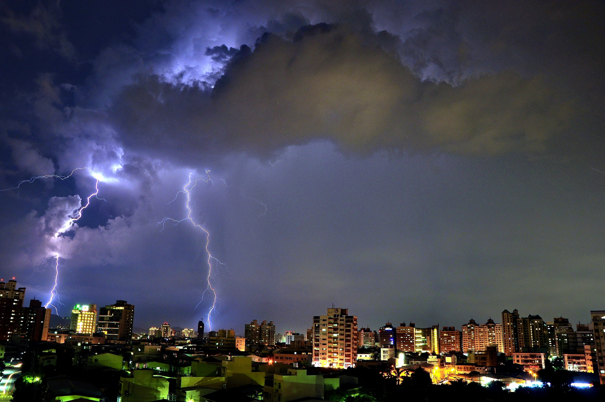 长沙暴雨来袭雷电交加:白天宛如黑夜,道路被淹没变汪洋大海