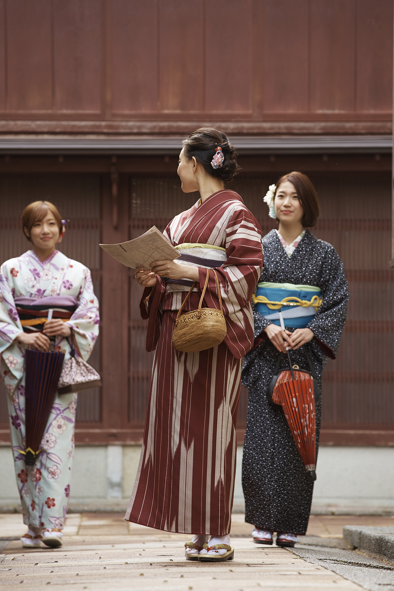 两名女子身着和服拍照,引发路人强烈不满,最终警方介入调查