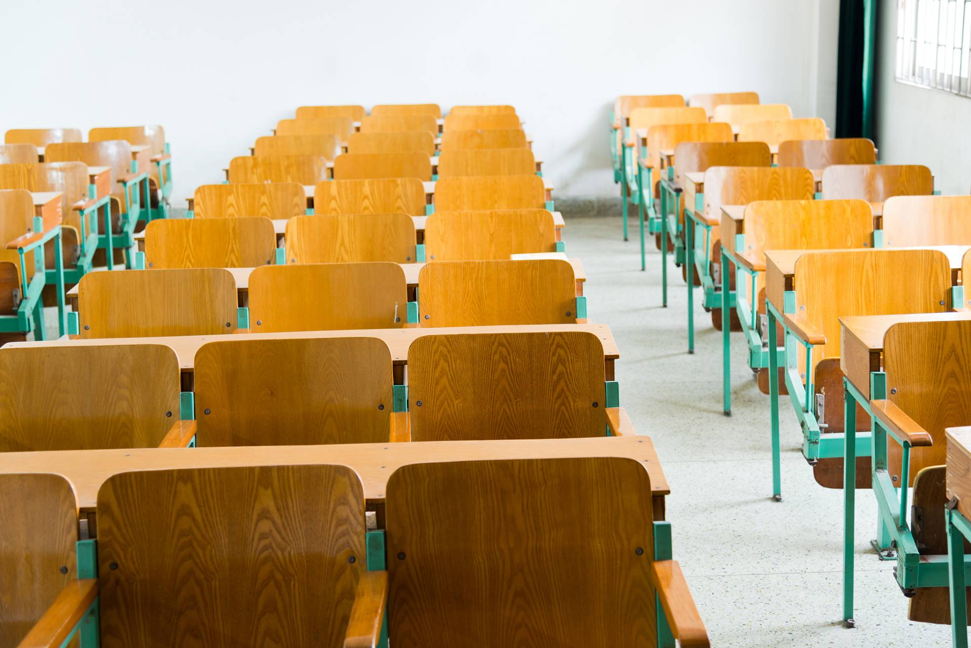 江苏最近出台了一项新规定,要求每节课间10分钟,教室内必须清空.