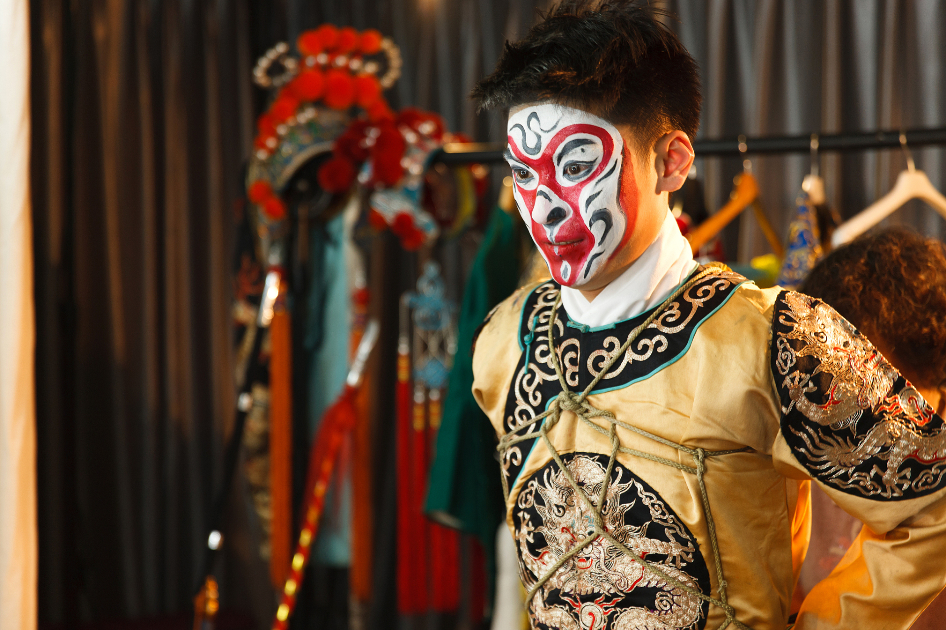 我国十大流行剧种及代表地区一览: 昆曲(苏南),粤剧(广东),京剧(北京)