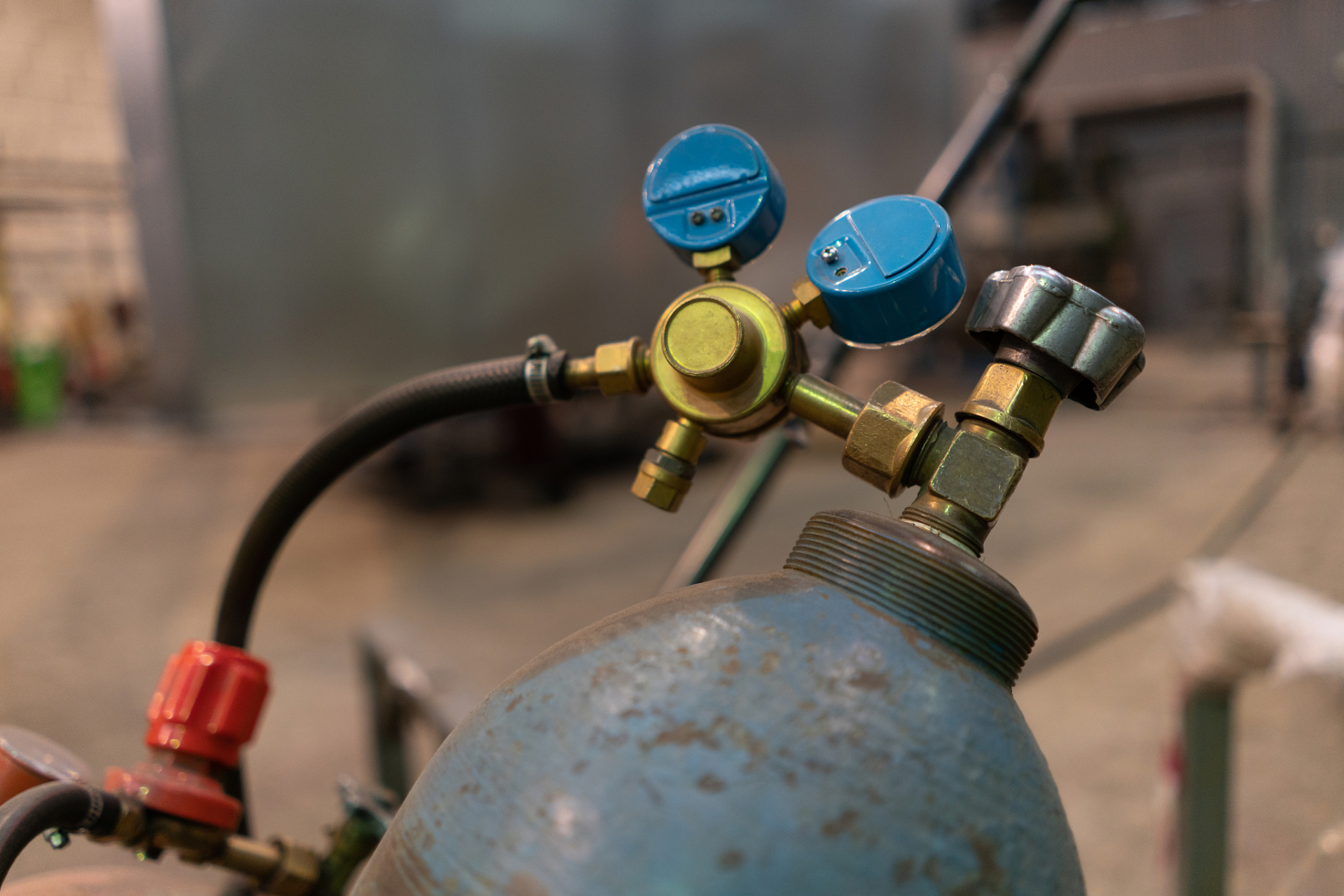 关于气瓶,盛装易燃气体的气瓶瓶阀手轮,选用阻燃材料制造,瓶帽选择又