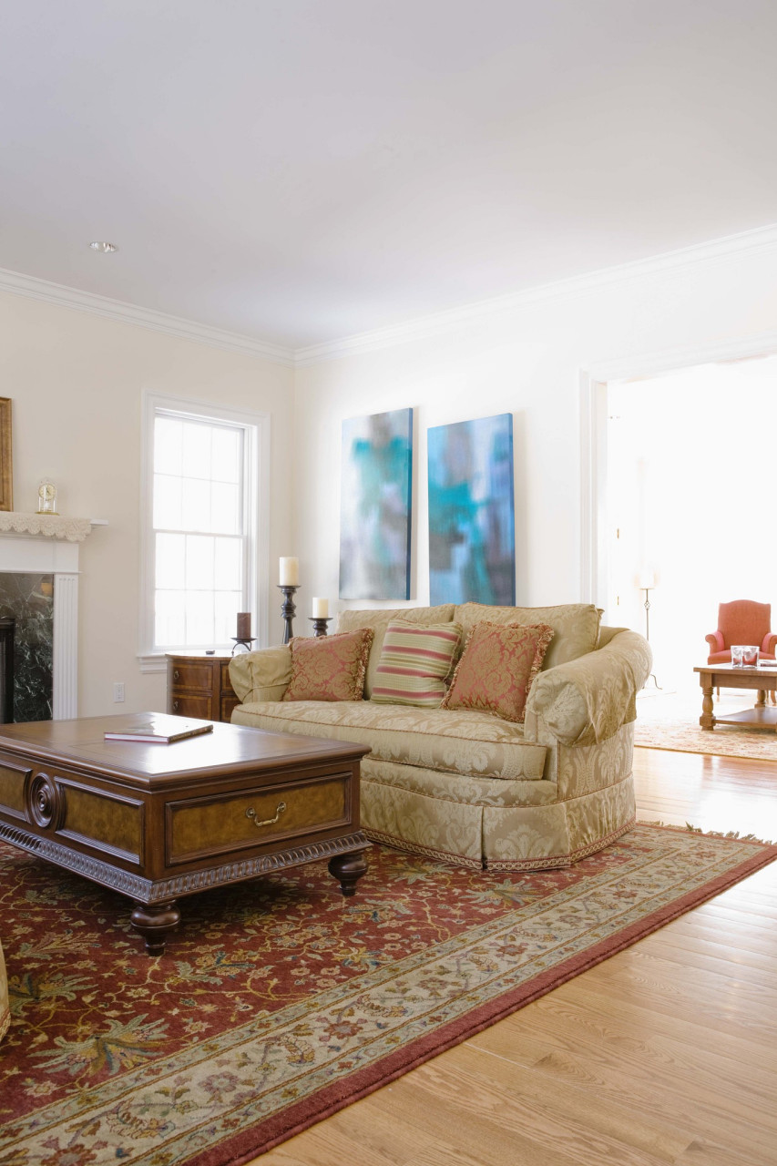 家具颜色取决于客厅风格,如果是带繁复花纹的壁纸,选用复古,欧式家具