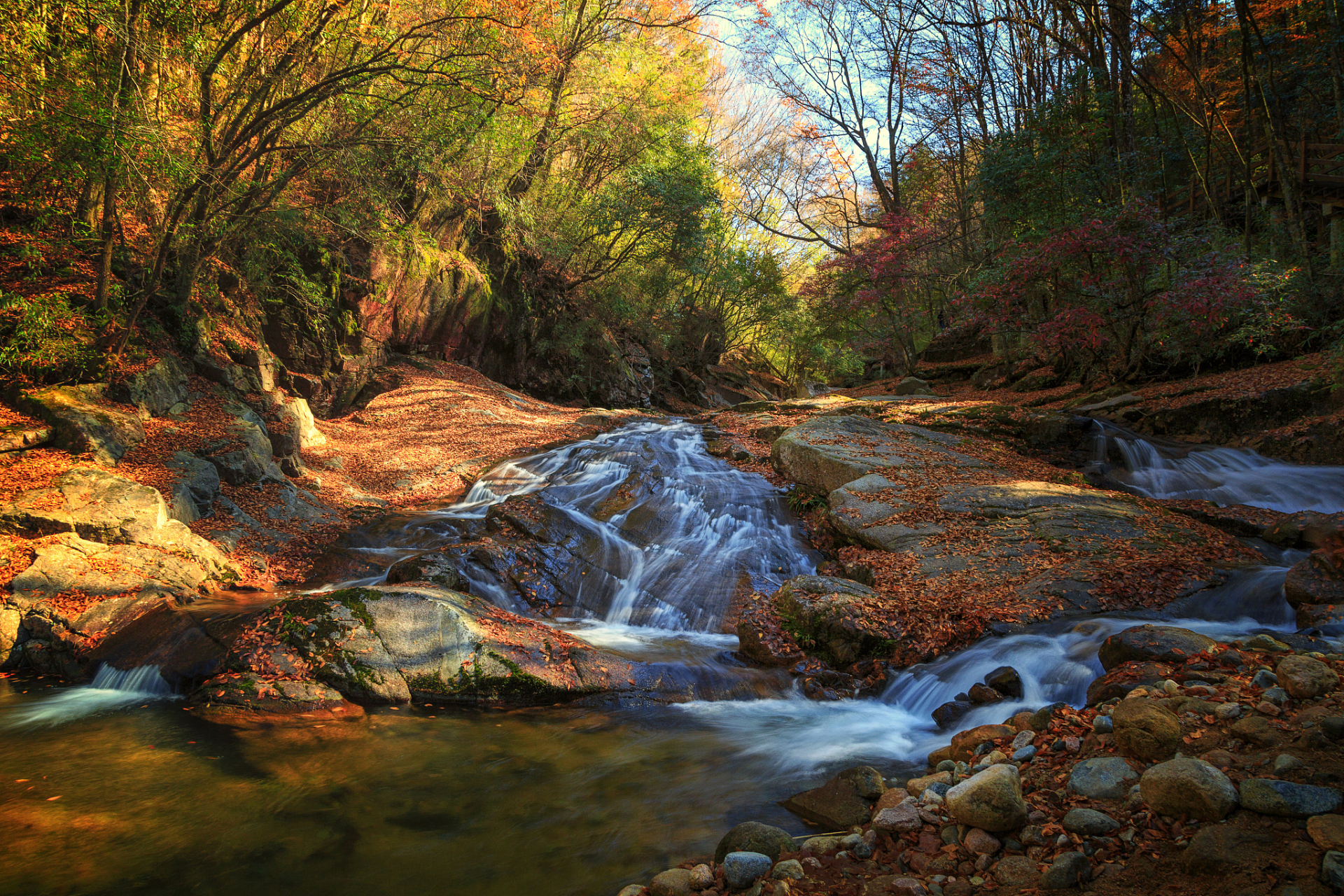 光雾山位于四川省巴中市南江县北部,距县城70公里,到陕西汉中市70公里