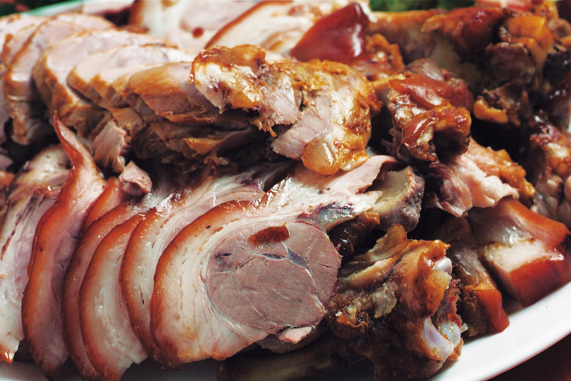 摘要:  炖狗肉是一种传统的烹饪方式,需先将狗肉焯水去除血水和异味