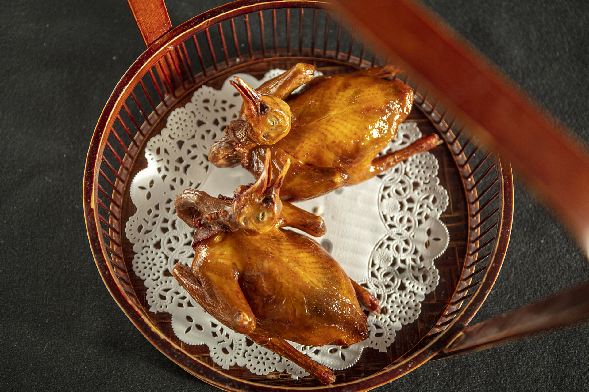 光明乳鸽是深圳的一道非常著名的美食,以其肉质鲜嫩,口感独特而避受