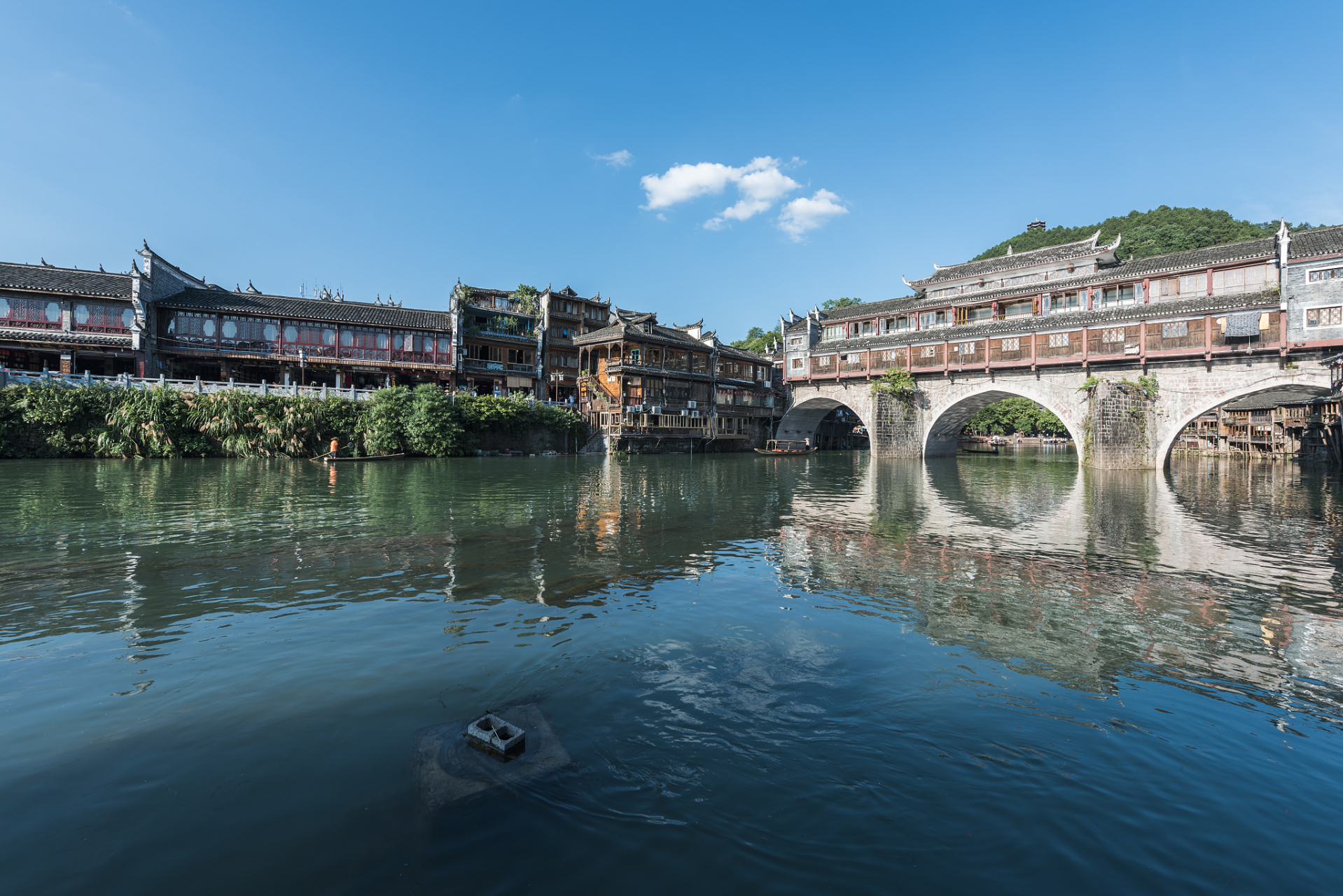 石泉古镇古是一座充满人文情怀的千年古镇,其整条古街长有一千多米,这