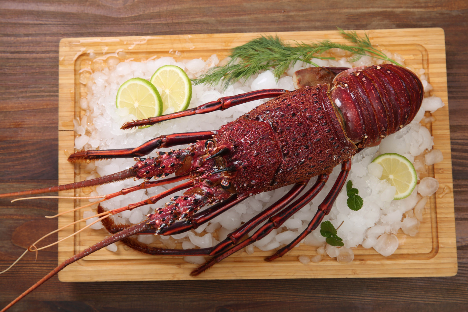澳洲大龙虾是一道高级海鲜美食,通过简单的烹饪技巧,可以制作出肉质鲜