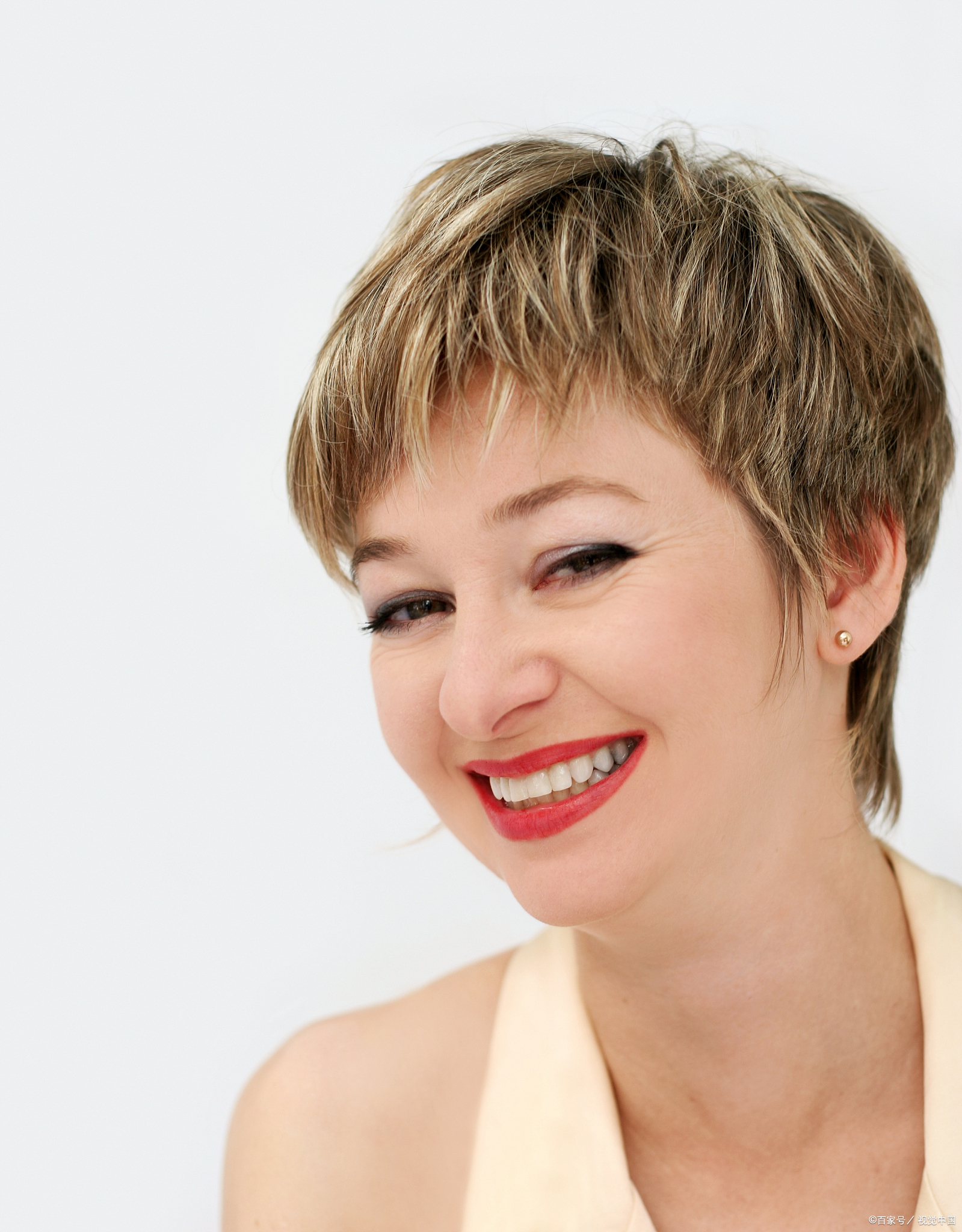 告别老气横秋!40-50岁短发发型大变身,秒变时尚辣妈