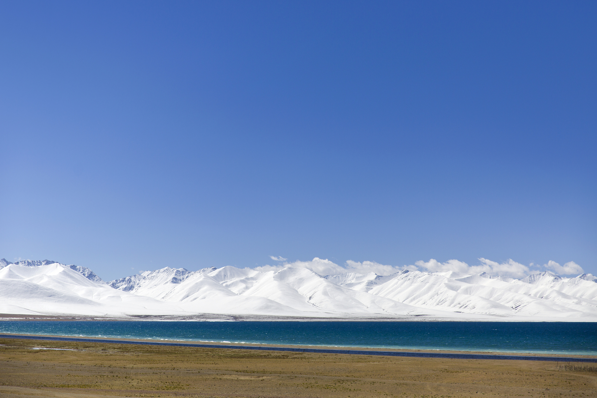 纳木错是喜马拉雅山运动凹陷而形成的巨大肖盆,现存的湖滨平原牧草