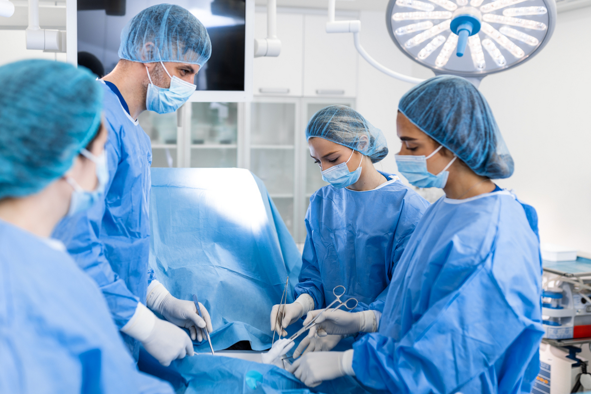 我去医院做了包皮环切手术,但是手术医生其实是个美女,这让我感觉有点