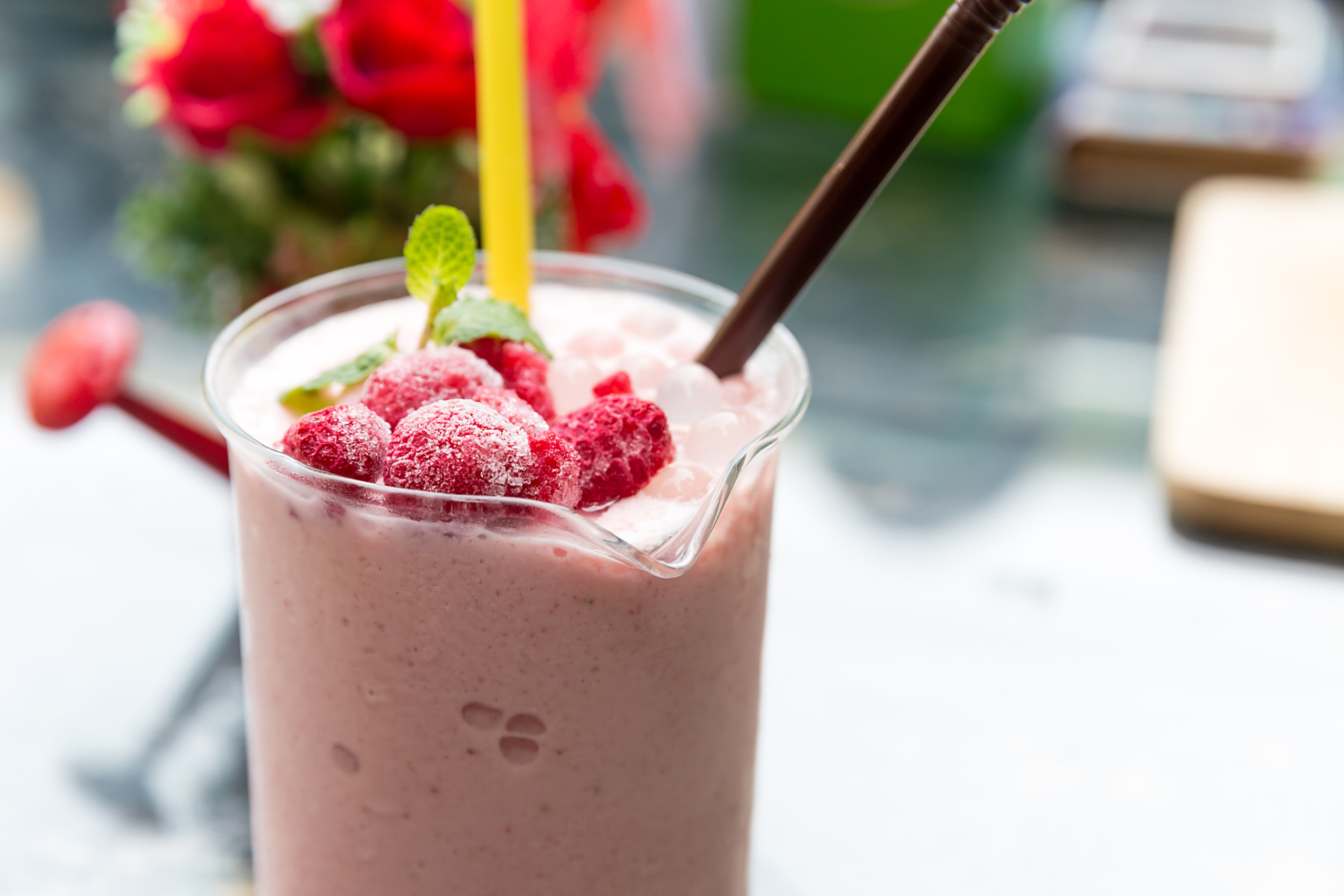 具体分析如下: 1,补充水分:奶昔中含有的成分通常不足以满足身体所需