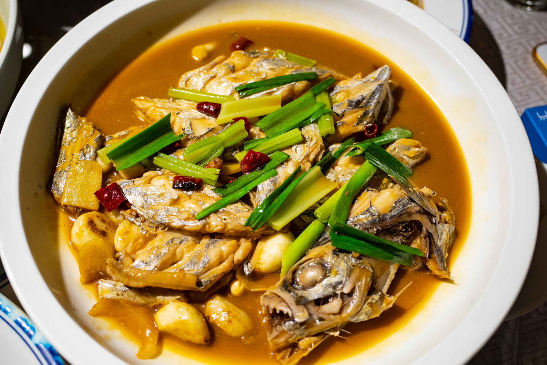 酱炖黄骨鱼是一道以黄骨鱼为主料,采用传统的炖煮方法制作的美味佳肴.