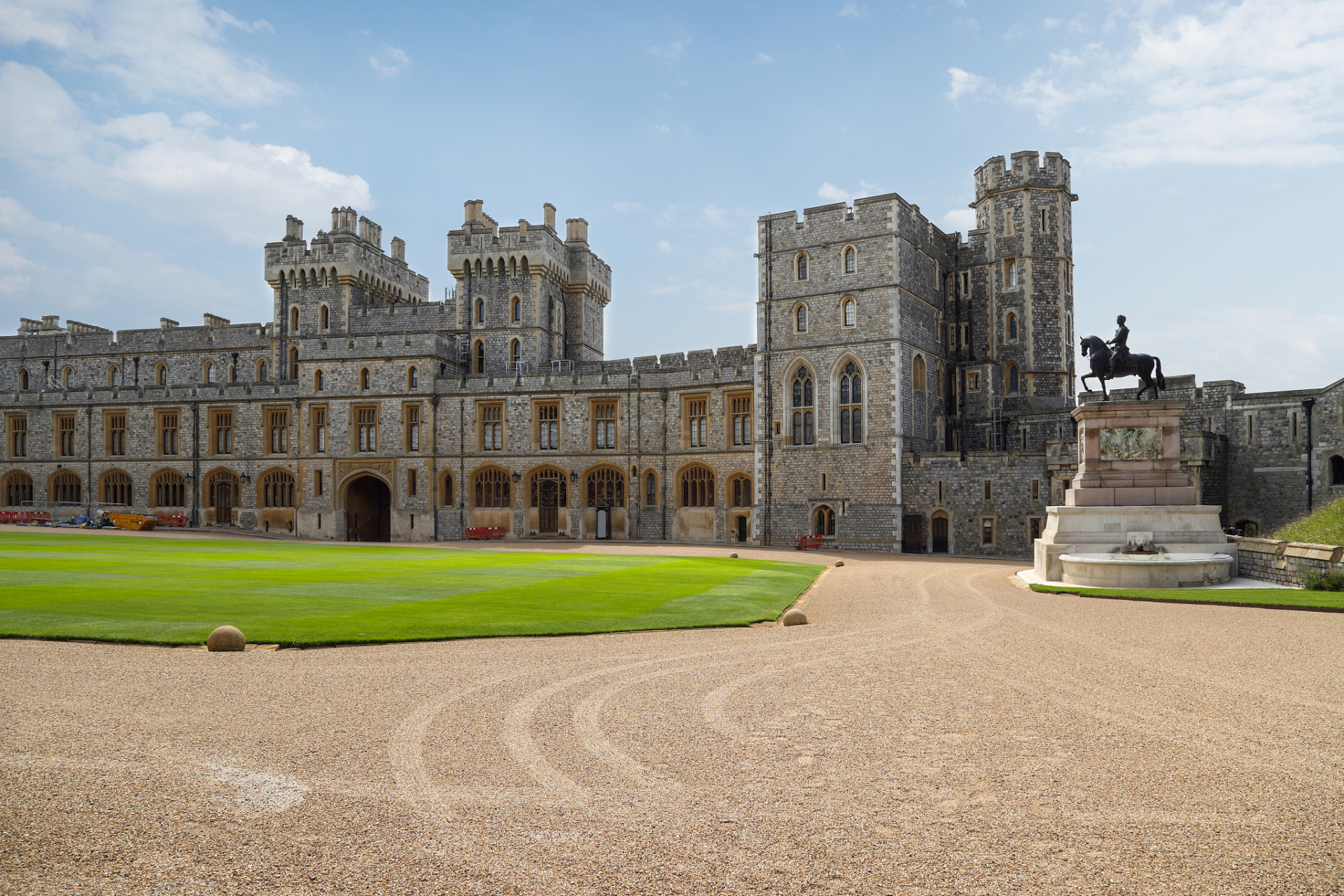 温莎城堡(英语:windsor castle),位于英国英格兰东南部区域伯克郡温莎