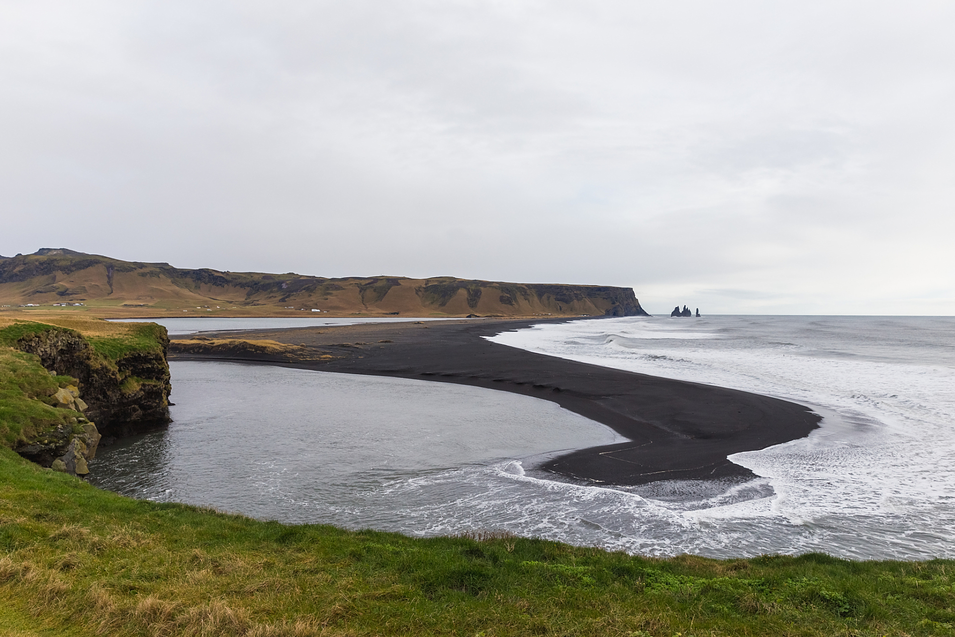 维克黑沙滩(reynisfjara )位于冰岛维克小镇附近,冰岛有许多活火山,黑