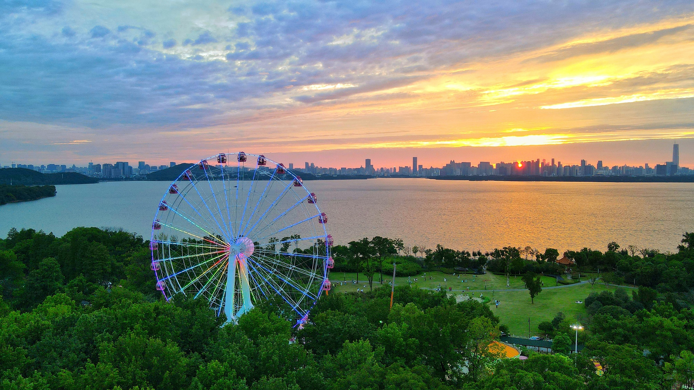 2020年8月18日,东湖之眼摩天轮正式对外开放.