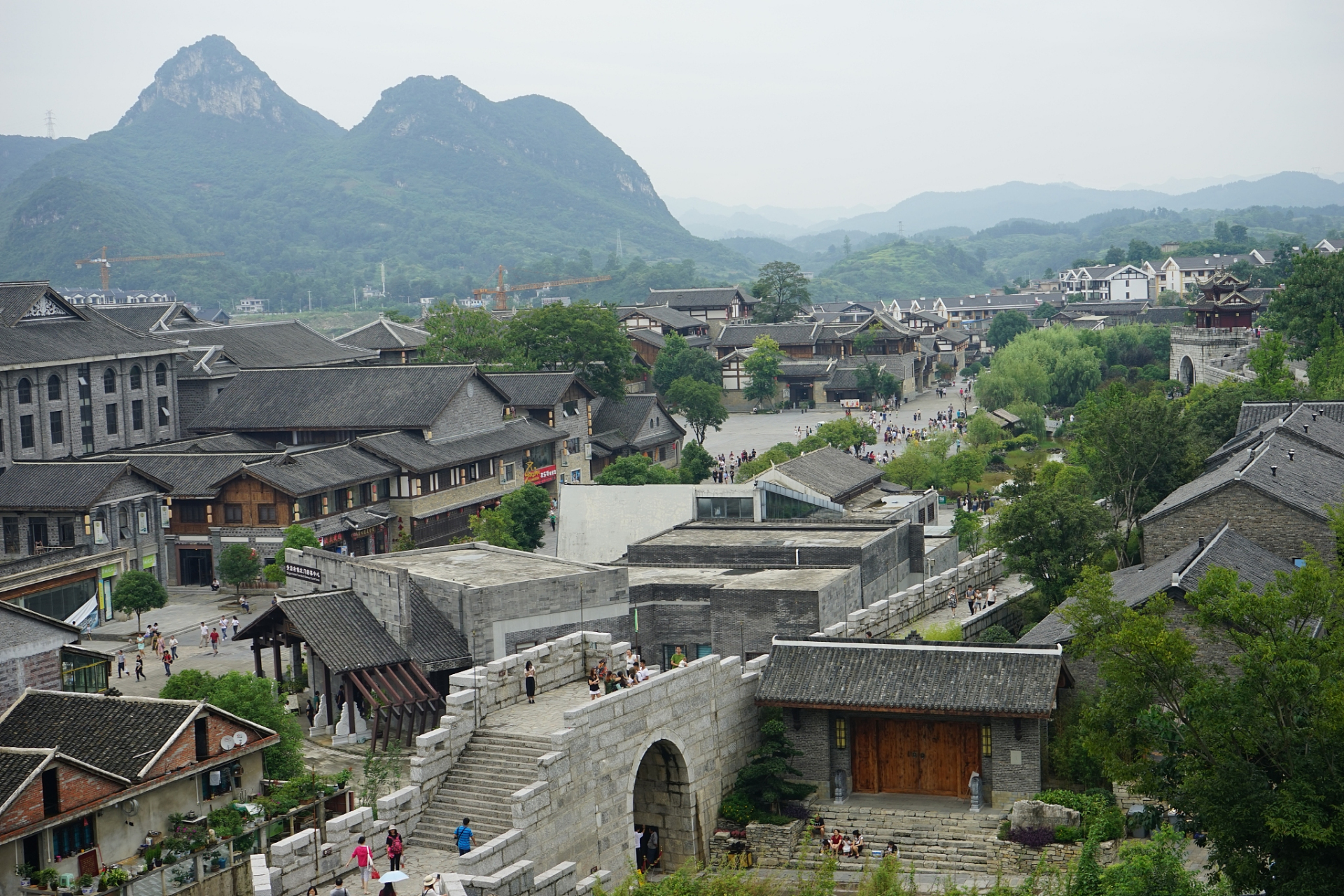 镇名青岩,位于贵阳花溪南12公里处,城门上大书"定